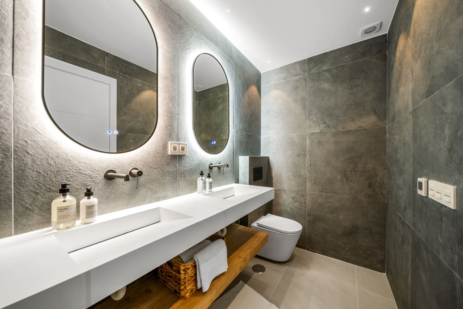 3 bedroom Apartment for sale in La Quinta with pool garage - € 695,000 (Ref: 8055173)