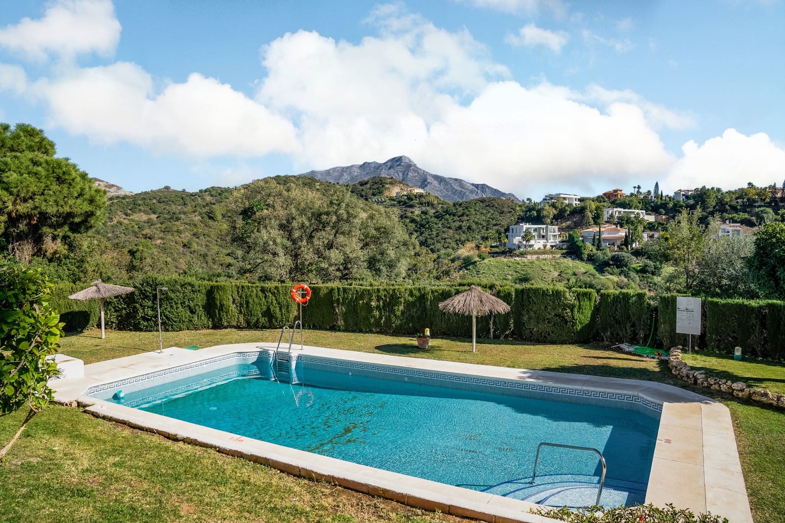 Apartamento de 4 habitaciones en La Quinta en venta con piscina garaje - 595.000 € (Ref: 8063819)