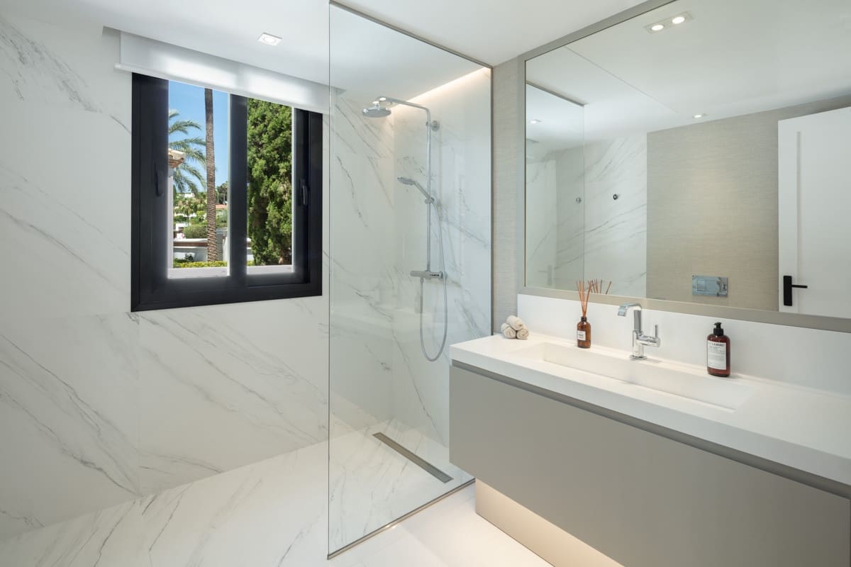 5 bedroom Villa for sale in Nueva Andalucia with pool garage - € 7,195,000 (Ref: 8066203)