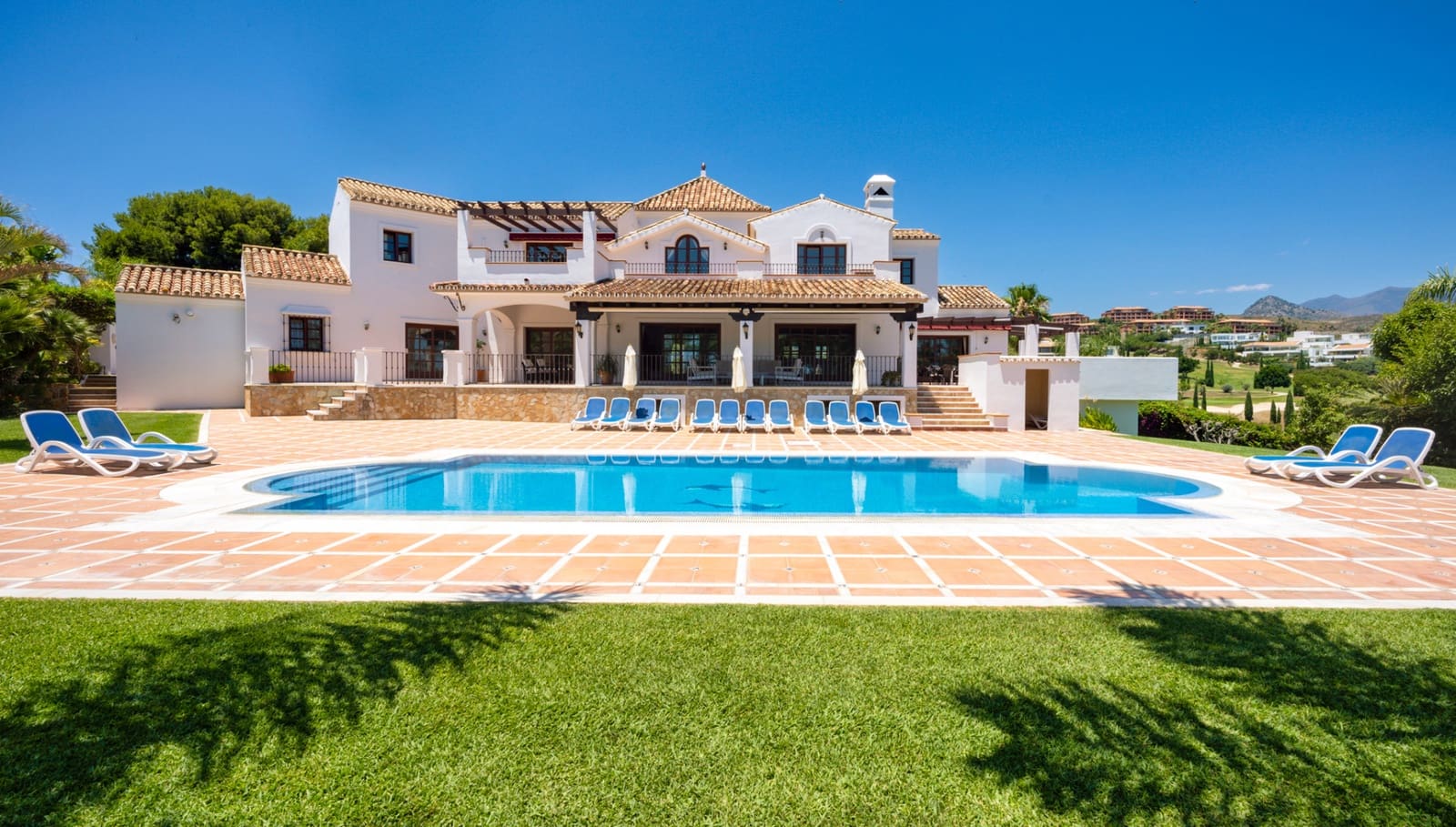 8 bedroom Villa for sale in Estepona with pool garage - € 3,495,000 (Ref: 8085104)