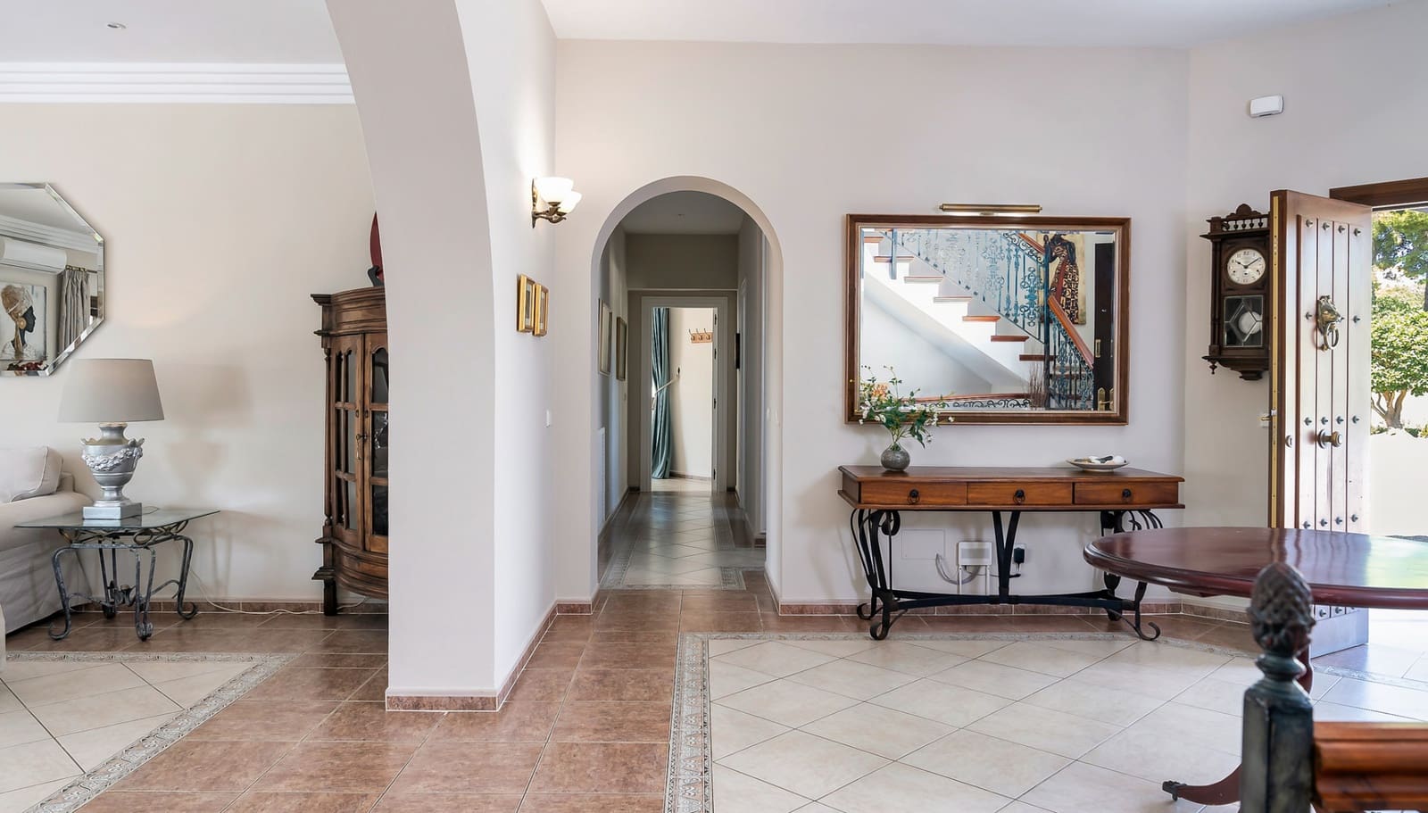 8 bedroom Villa for sale in Estepona with pool garage - € 3,495,000 (Ref: 8085104)