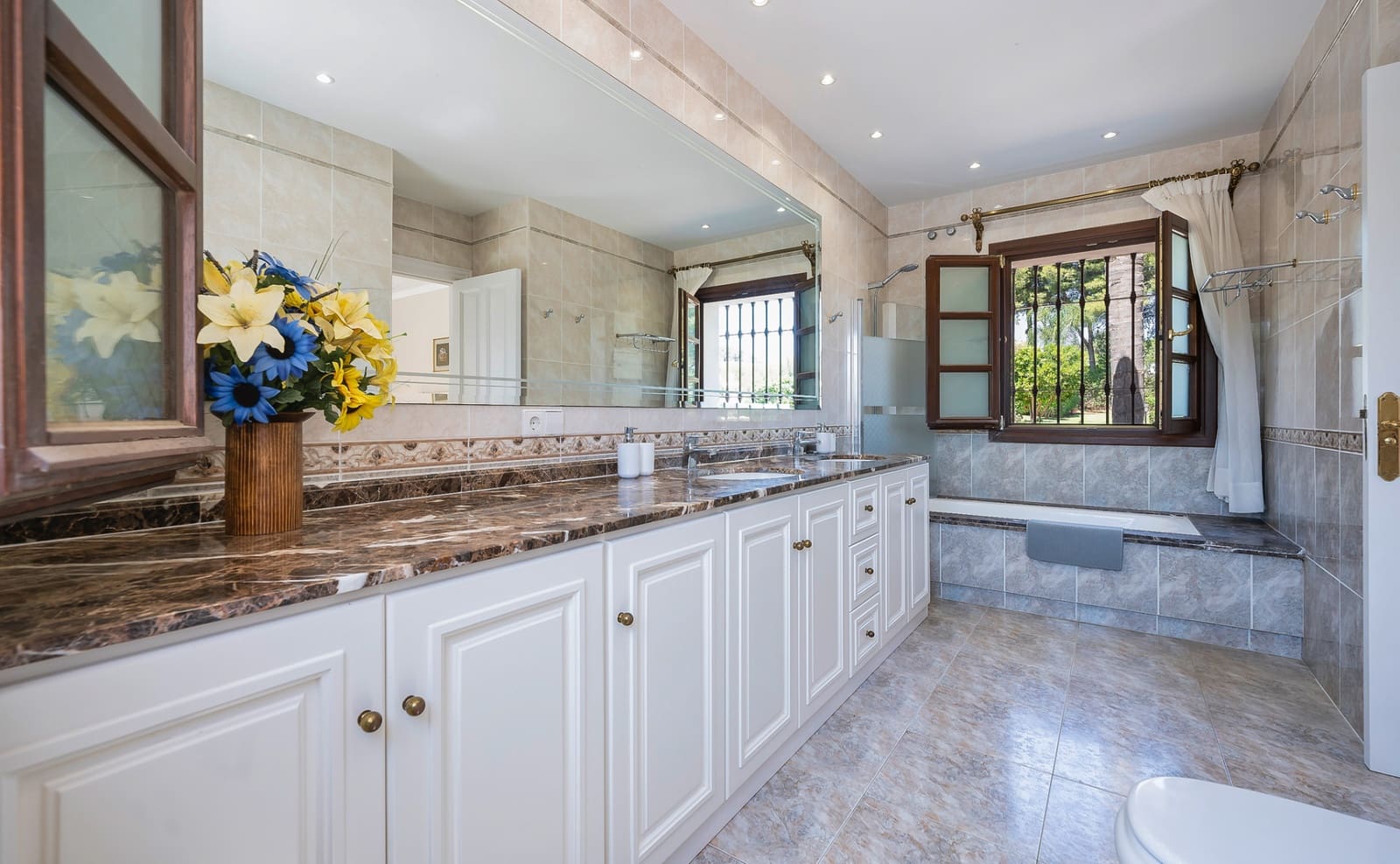 8 bedroom Villa for sale in Estepona with pool garage - € 3,495,000 (Ref: 8085104)