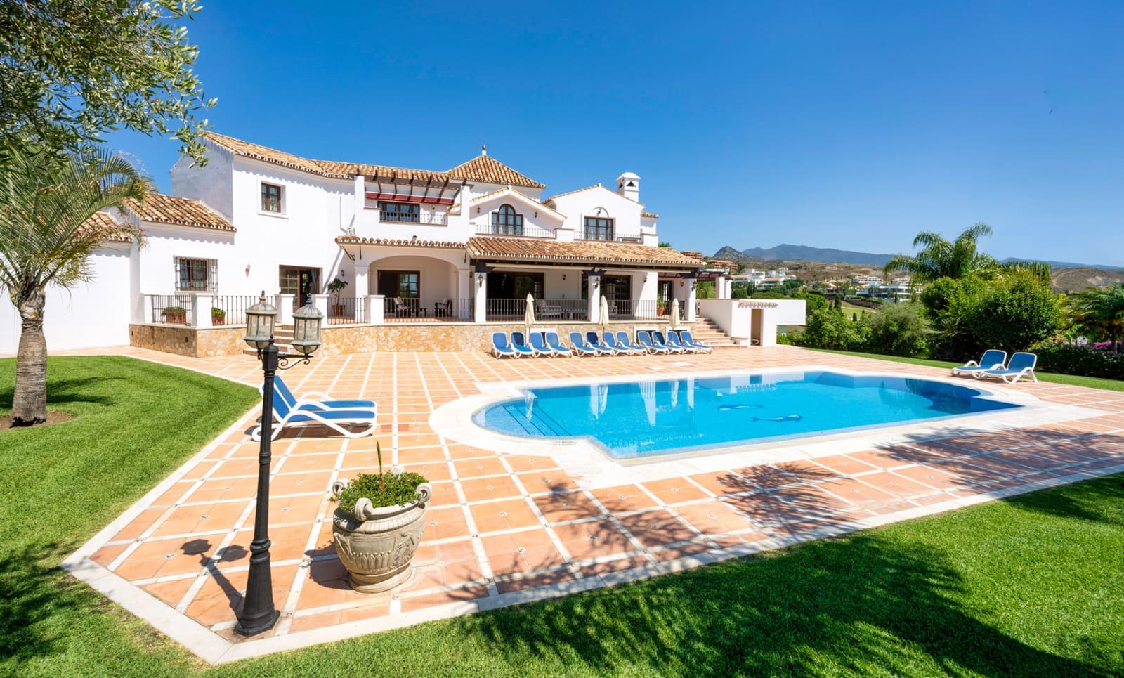 8 bedroom Villa for sale in Estepona with pool garage - € 3,495,000 (Ref: 8085104)