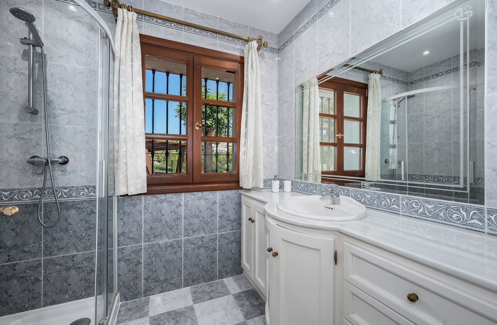 8 bedroom Villa for sale in Estepona with pool garage - € 3,495,000 (Ref: 8085104)