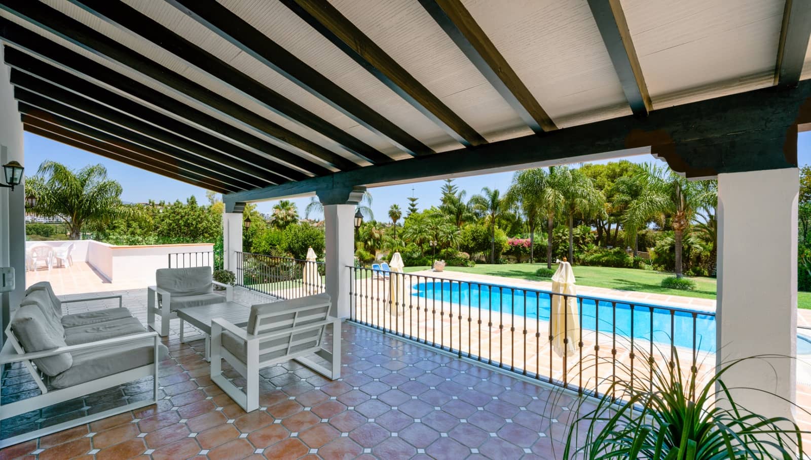 8 bedroom Villa for sale in Estepona with pool garage - € 3,495,000 (Ref: 8085104)