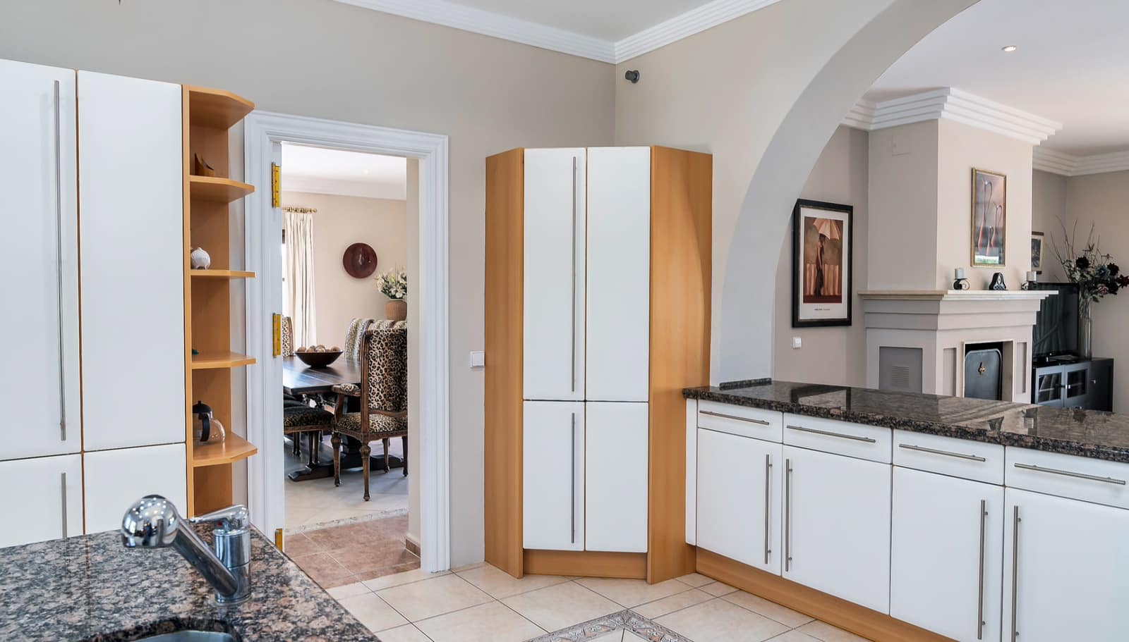 8 bedroom Villa for sale in Estepona with pool garage - € 3,495,000 (Ref: 8085104)