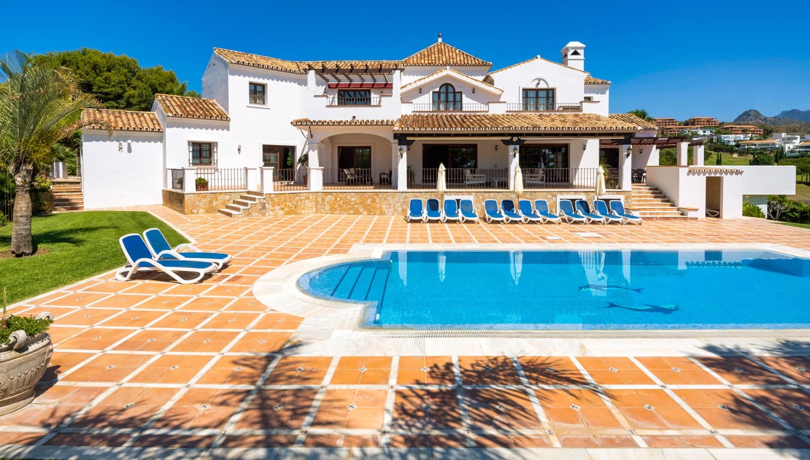 8 bedroom Villa for sale in Estepona with pool garage - € 3,495,000 (Ref: 8085104)