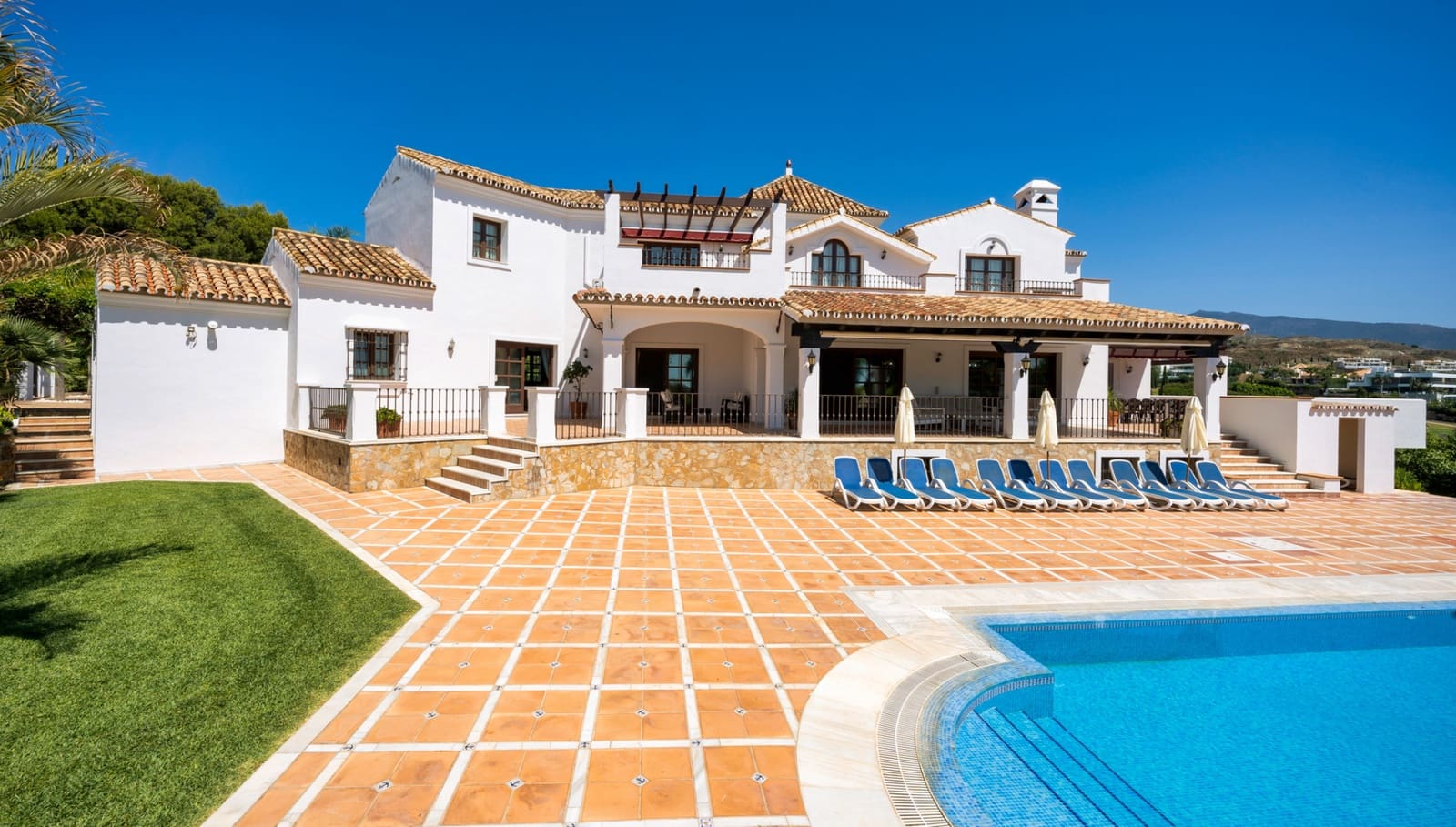 8 bedroom Villa for sale in Estepona with pool garage - € 3,495,000 (Ref: 8085104)