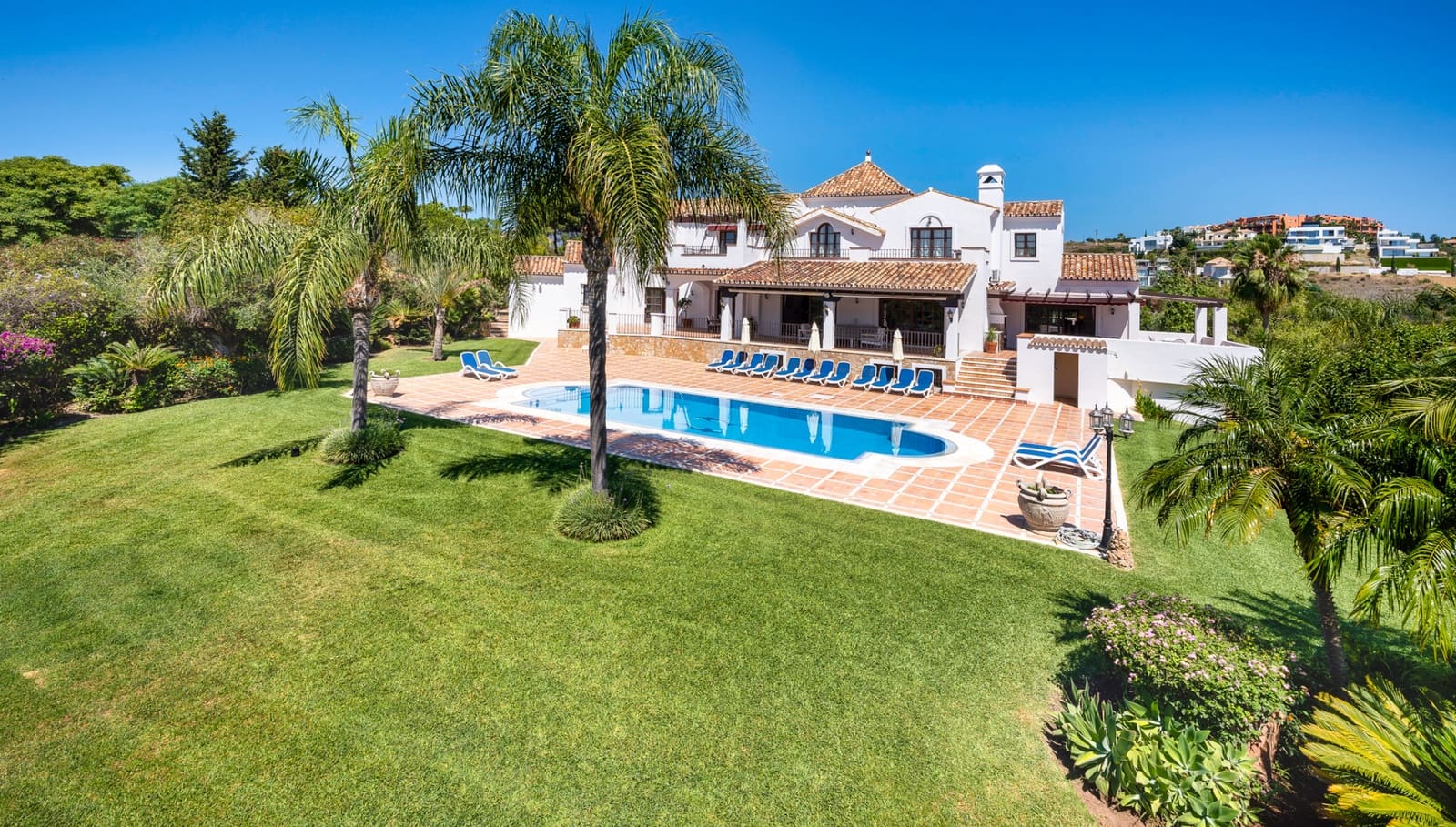 8 bedroom Villa for sale in Estepona with pool garage - € 3,495,000 (Ref: 8085104)