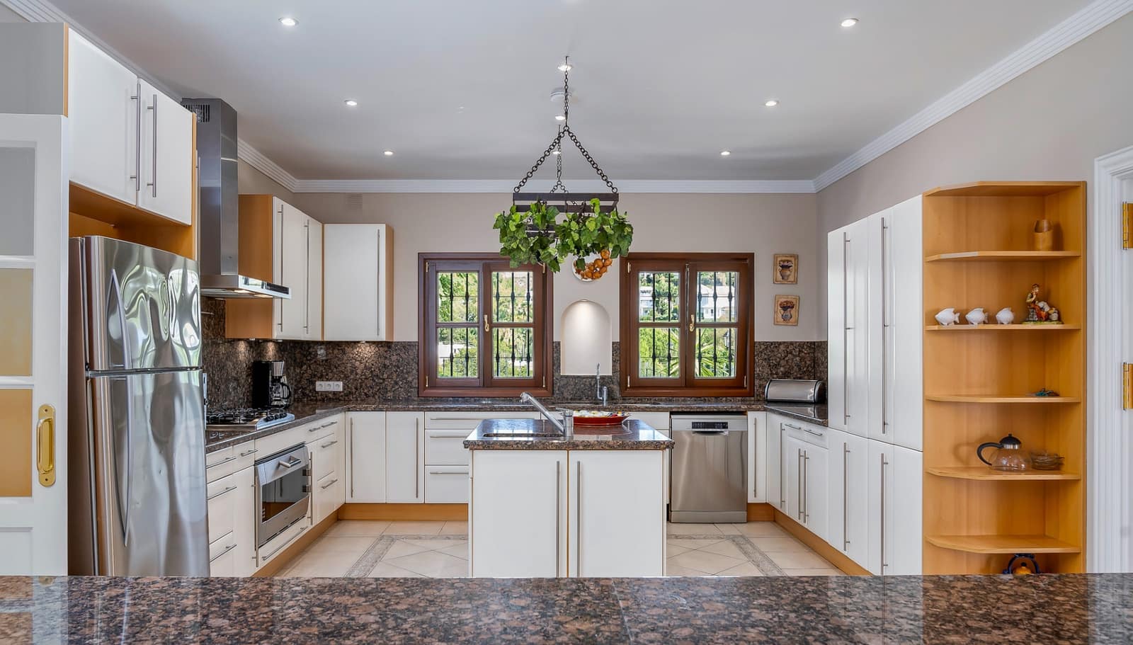 8 bedroom Villa for sale in Estepona with pool garage - € 3,495,000 (Ref: 8085104)