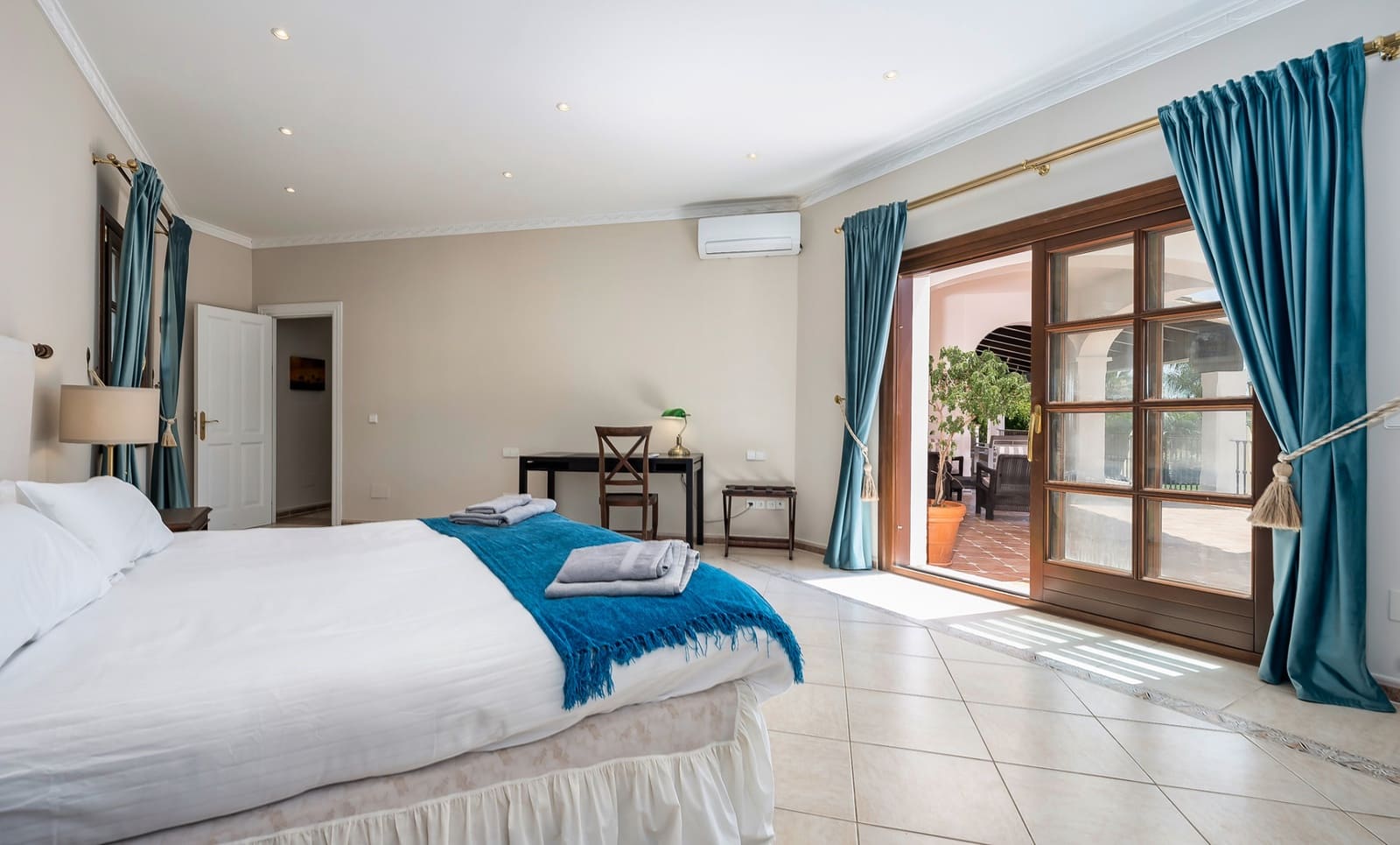 8 bedroom Villa for sale in Estepona with pool garage - € 3,495,000 (Ref: 8085104)