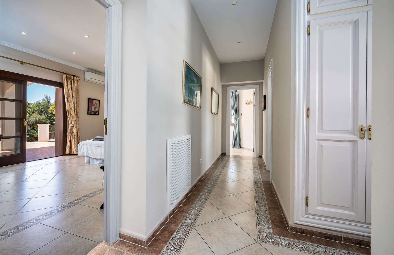 8 bedroom Villa for sale in Estepona with pool garage - € 3,495,000 (Ref: 8085104)