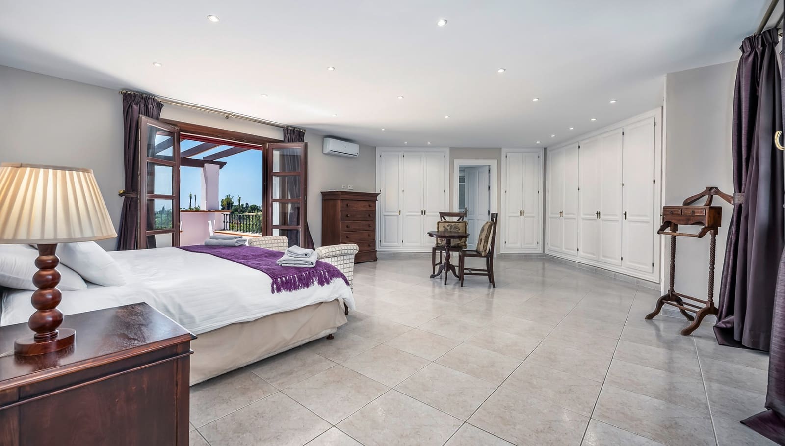 8 bedroom Villa for sale in Estepona with pool garage - € 3,495,000 (Ref: 8085104)