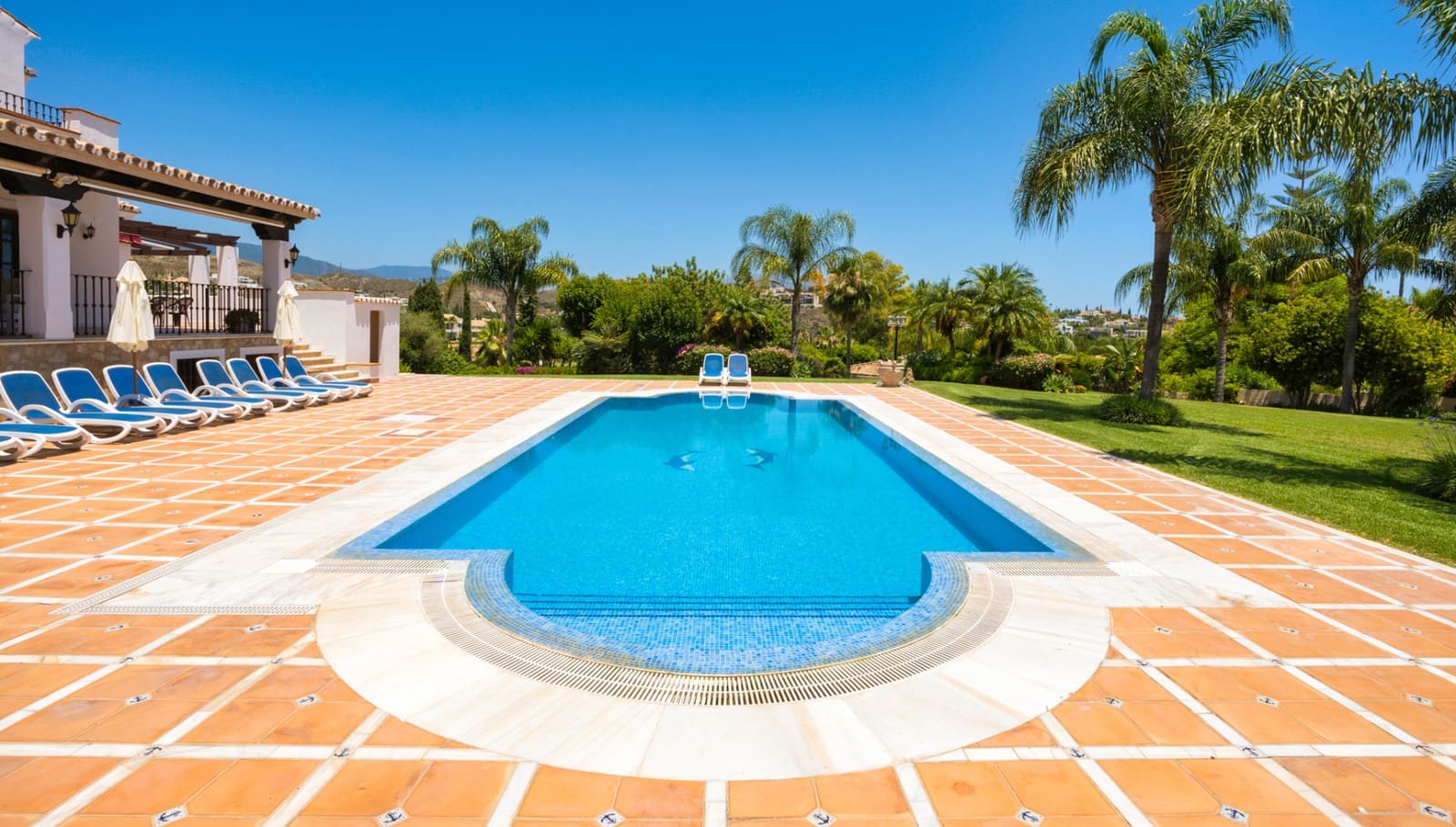 8 bedroom Villa for sale in Estepona with pool garage - € 3,495,000 (Ref: 8085104)