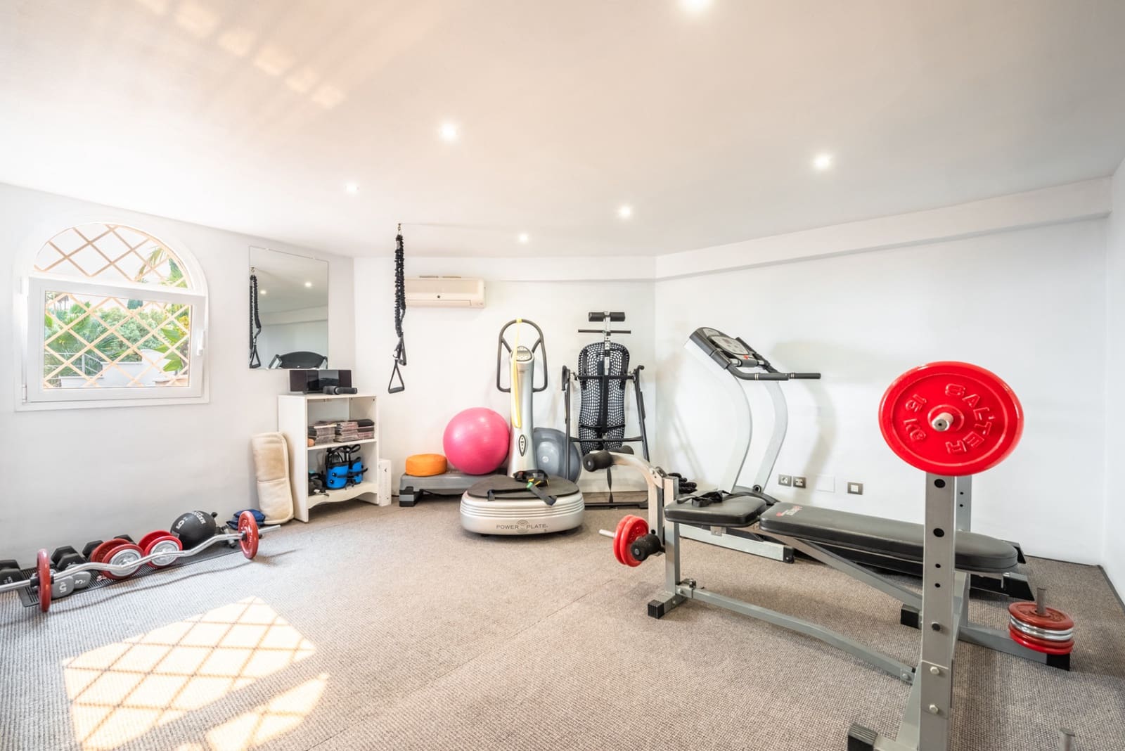 4 soveværelse Villa til salg i Nueva Andalucia med swimmingpool garage - € 3.950.000 (Ref: 8085106)