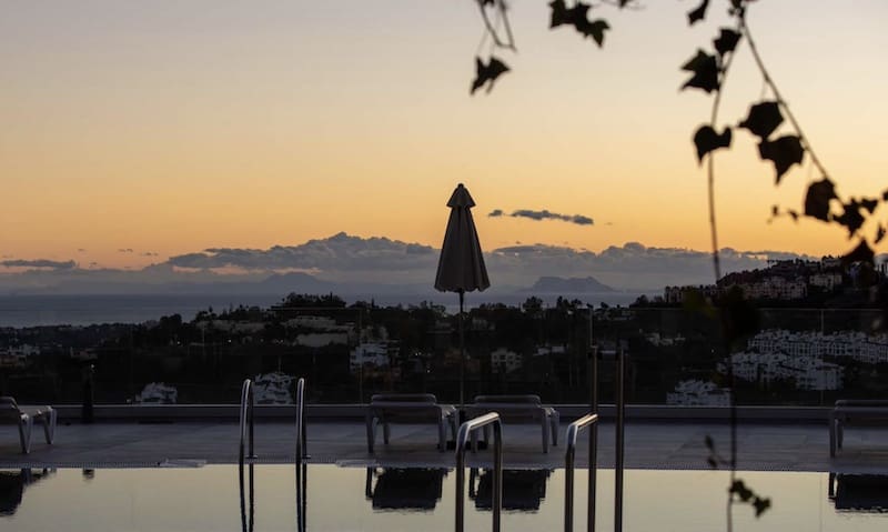 4 sypialnia Apartament na sprzedaż w Marbella z basenem garażem - 1 600 000 € (Ref: 8112634)