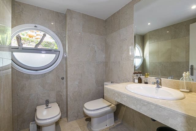 3 bedroom Apartment for sale in Nueva Andalucía Centro, Marbella with pool garage - € 445,000 (Ref: 8114418)