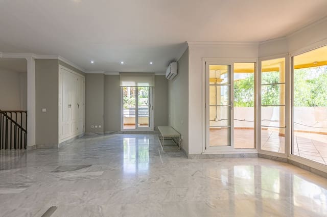 3 slaapkamer Appartement te koop in Nueva Andalucía Centro, Marbella met zwembad garage - € 445.000 (Ref: 8114418)