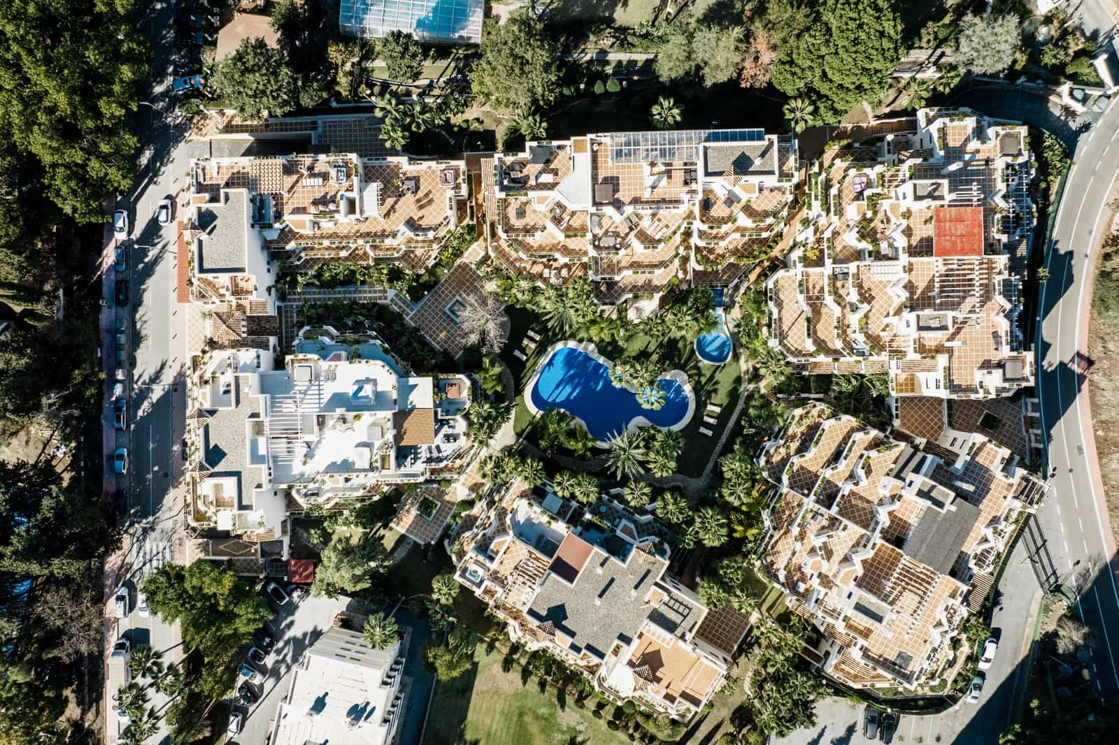 2 bedroom Apartment for sale in Nueva Andalucia with pool garage - € 950,000 (Ref: 8114419)