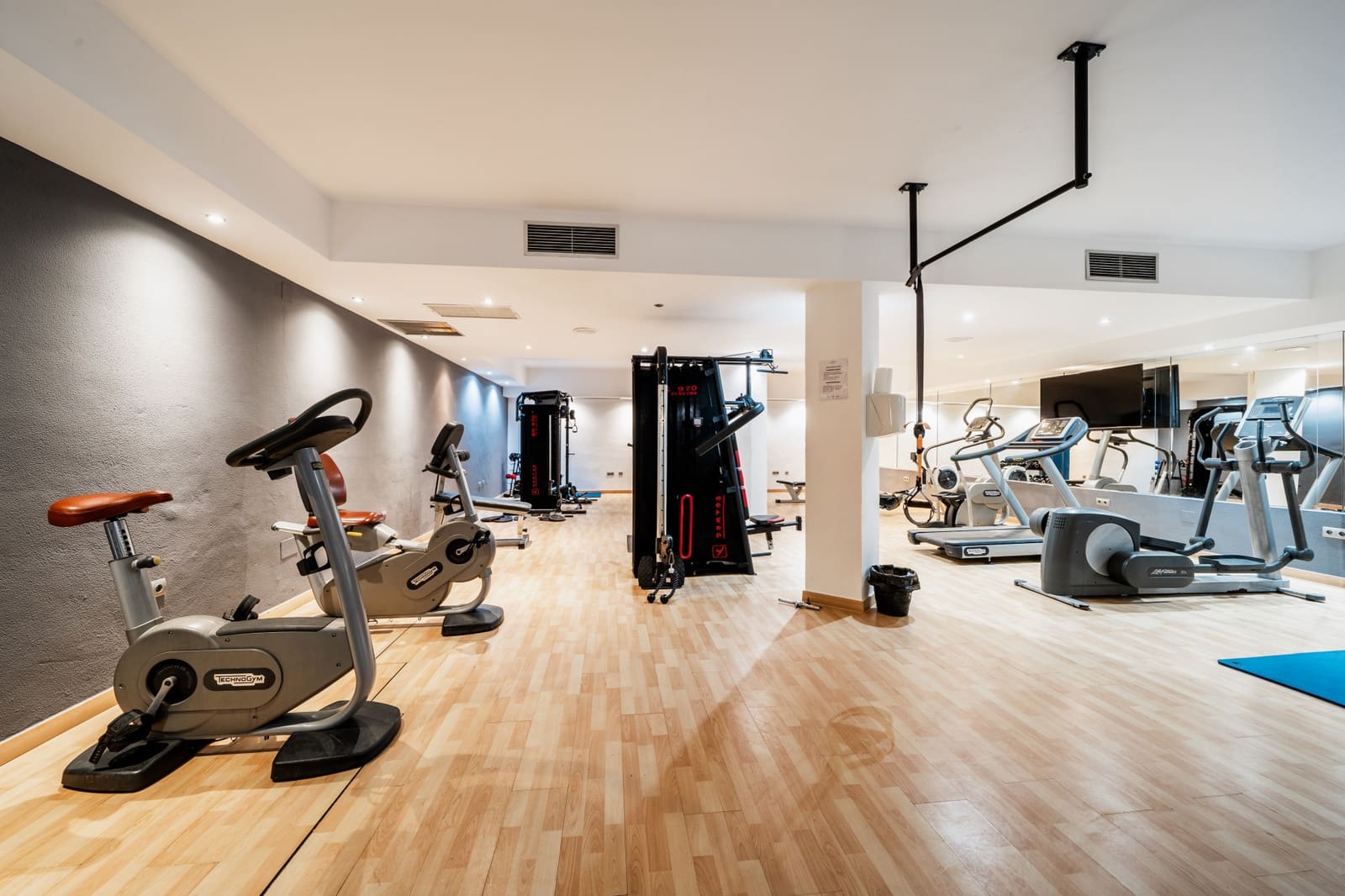 2 bedroom Apartment for sale in Nueva Andalucia with pool garage - € 950,000 (Ref: 8114419)