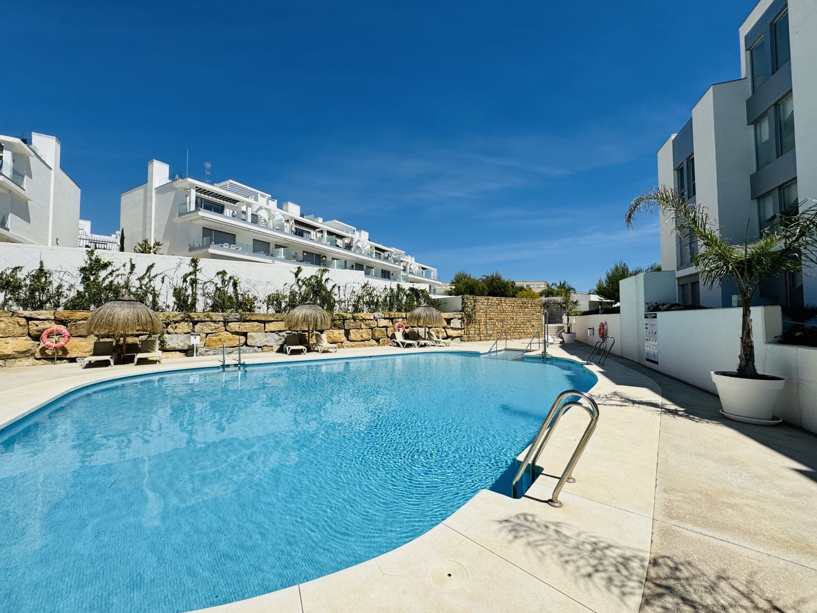 Ático de 2 habitaciones en Marbella en venta con piscina garaje - 450.000 € (Ref: 8216054)