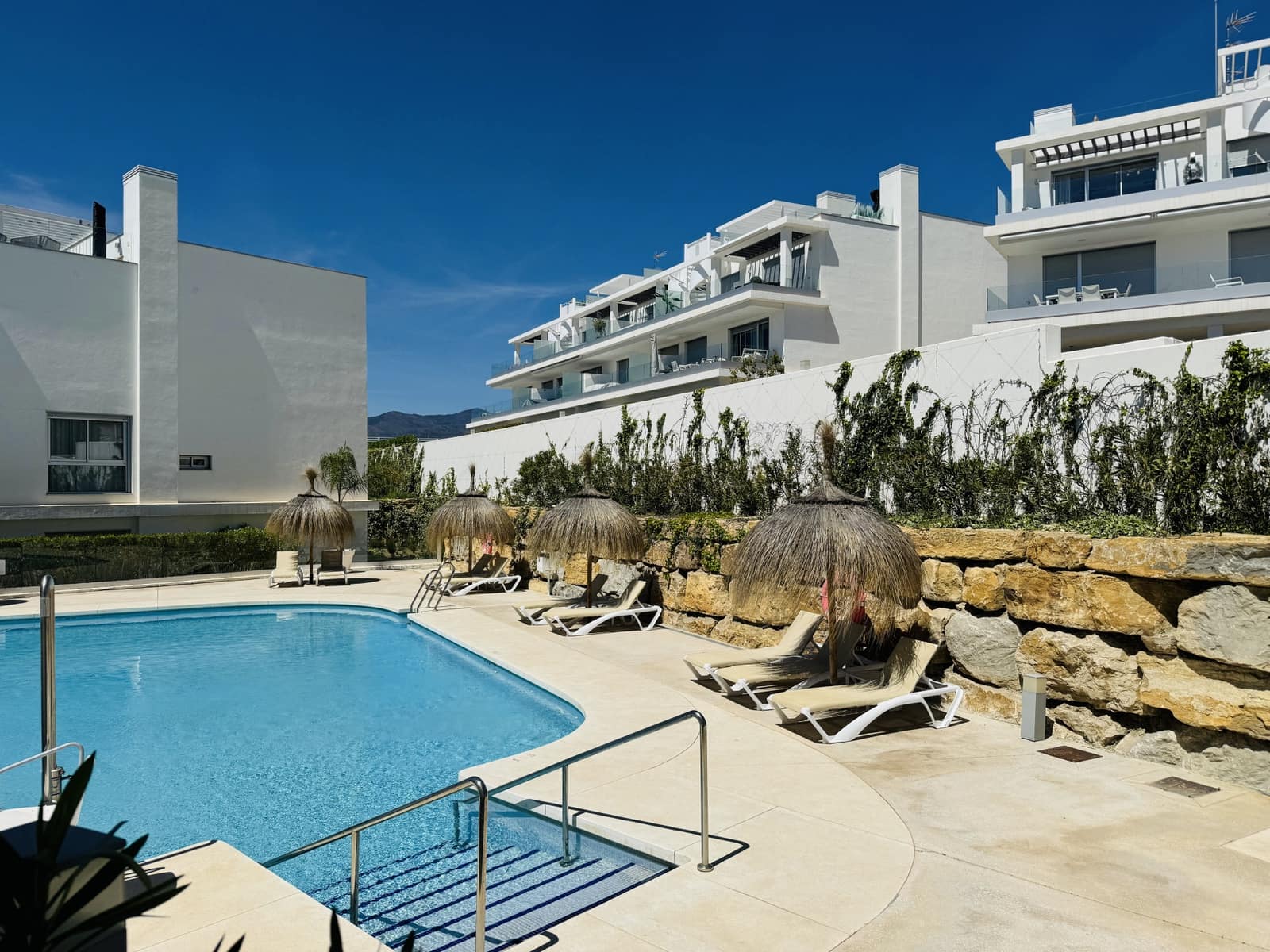 Ático de 2 habitaciones en Marbella en venta con piscina garaje - 450.000 € (Ref: 8216054)