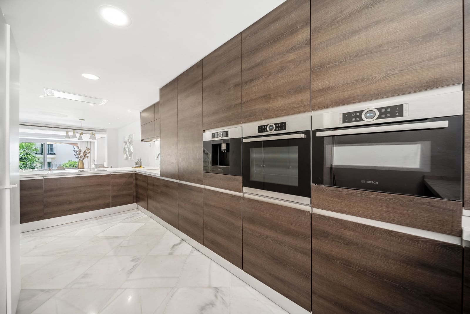 3 soveværelse Byhus til salg i Nueva Andalucia med swimmingpool garage - € 675.000 (Ref: 8339618)