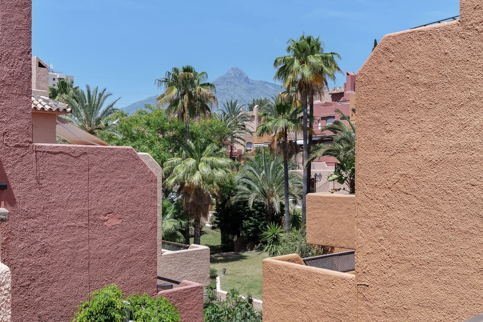 3 soveværelse Byhus til salg i Nueva Andalucia med swimmingpool garage - € 675.000 (Ref: 8339618)