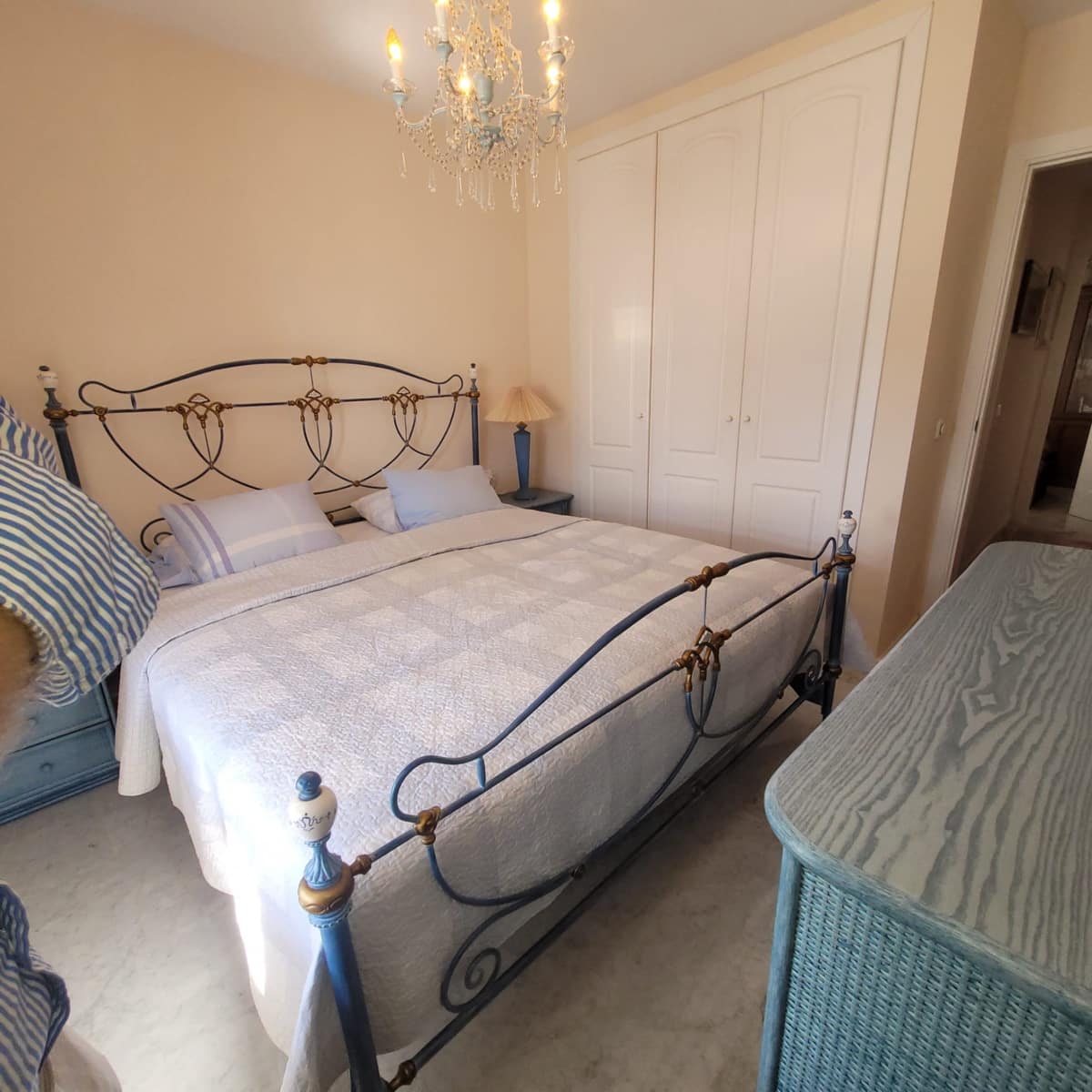 2 sypialnia Apartament na sprzedaż w Nueva Andalucia z basenem garażem - 320 000 € (Ref: 8388126)