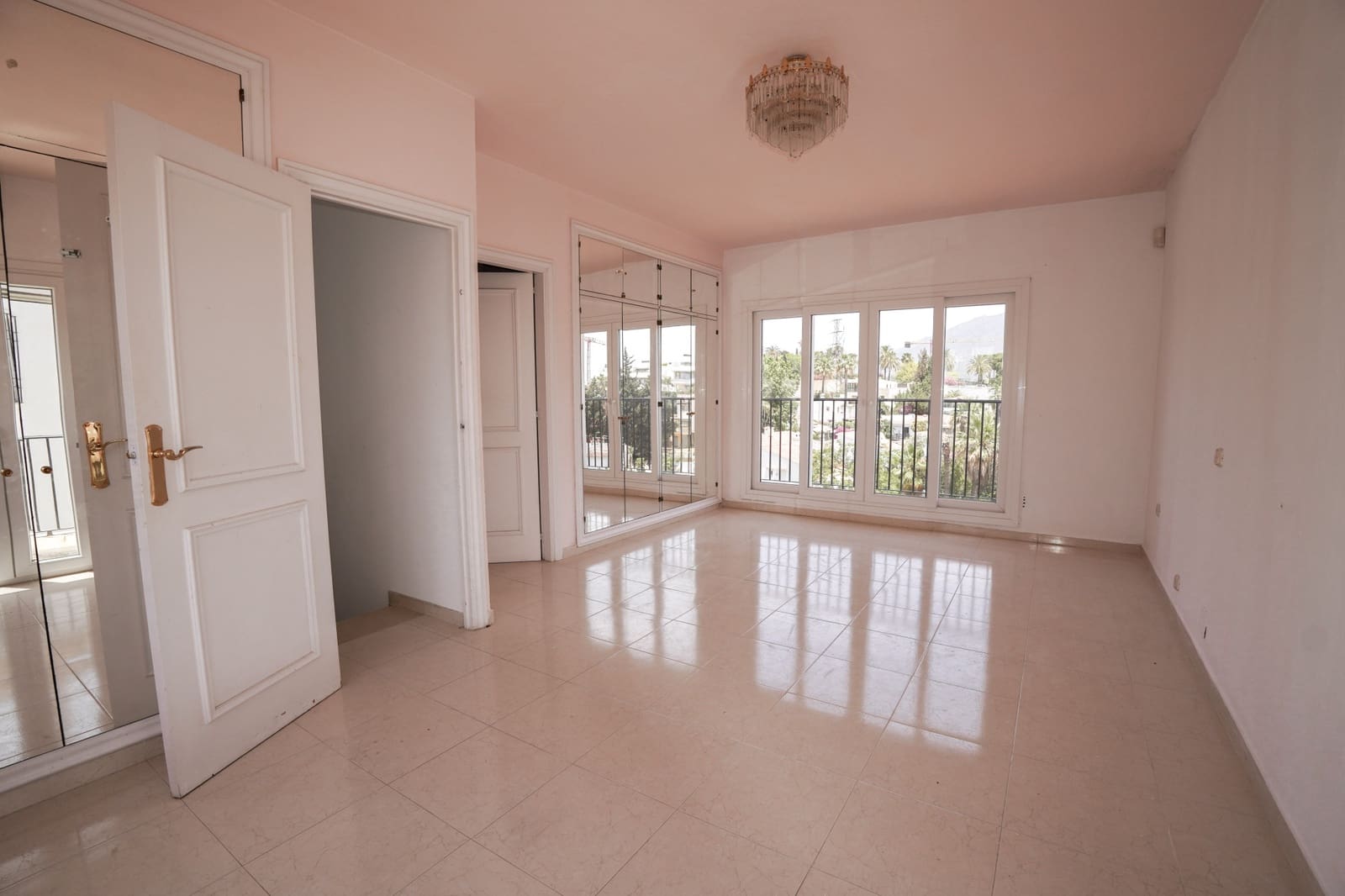 4 slaapkamer Villa te koop in Nueva Andalucia met zwembad garage - € 995.000 (Ref: 8489053)