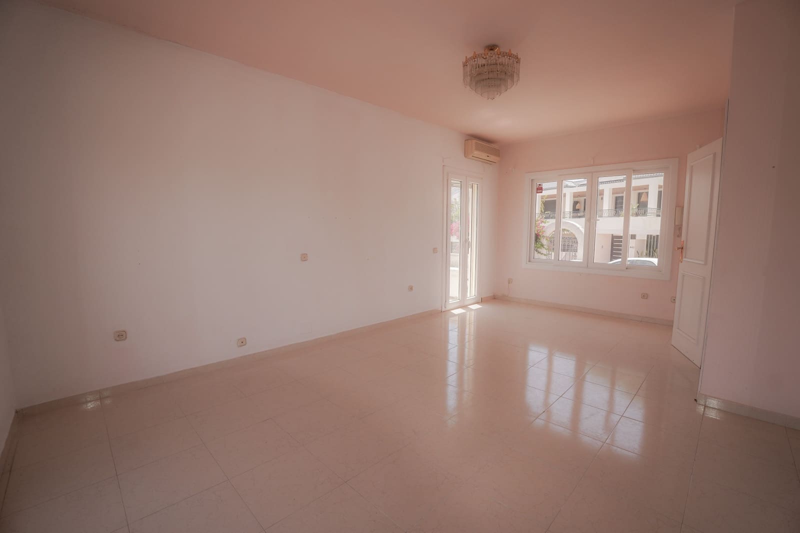 4 slaapkamer Villa te koop in Nueva Andalucia met zwembad garage - € 995.000 (Ref: 8489053)