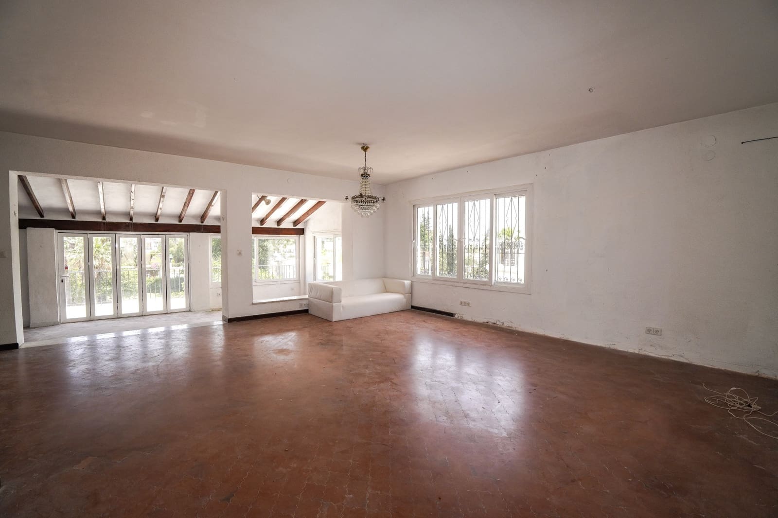 4 slaapkamer Villa te koop in Nueva Andalucia met zwembad garage - € 995.000 (Ref: 8489053)