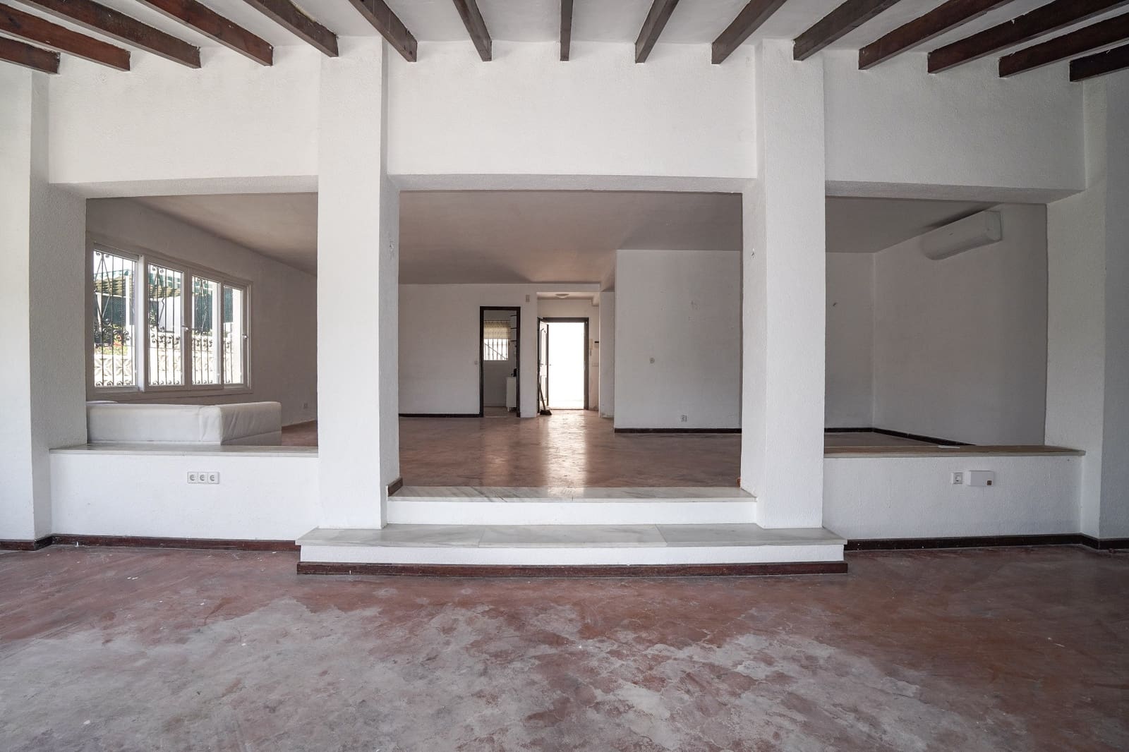 4 slaapkamer Villa te koop in Nueva Andalucia met zwembad garage - € 995.000 (Ref: 8489053)