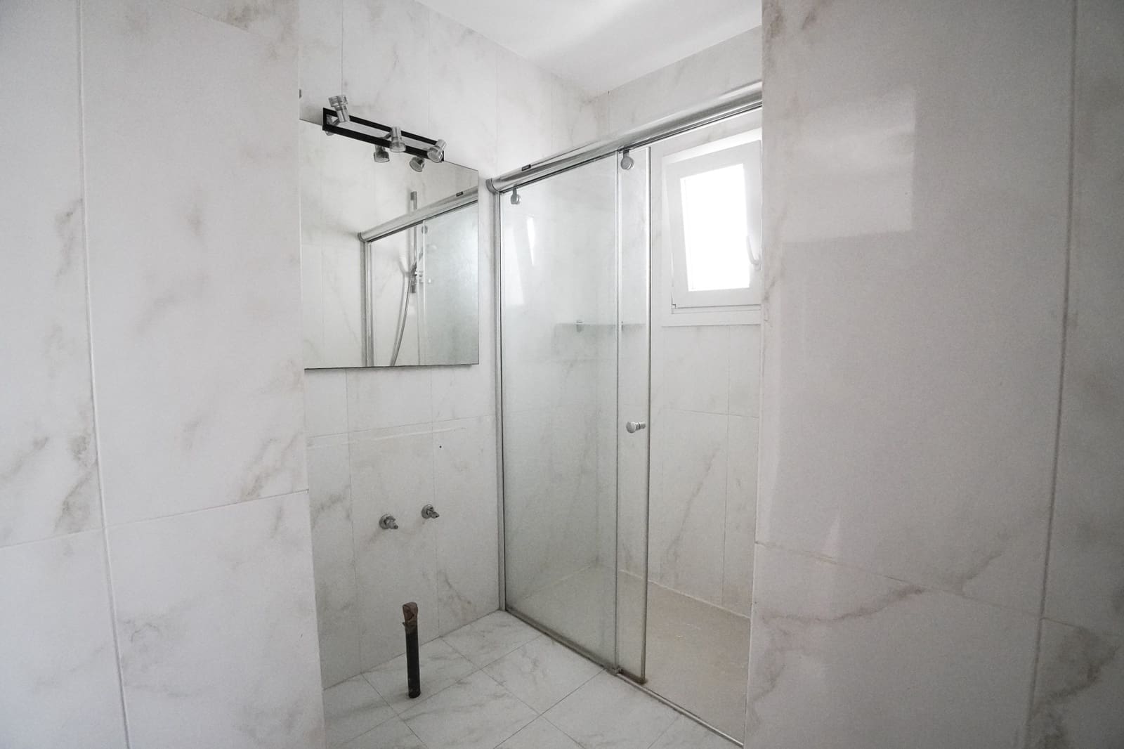 4 slaapkamer Villa te koop in Nueva Andalucia met zwembad garage - € 995.000 (Ref: 8489053)