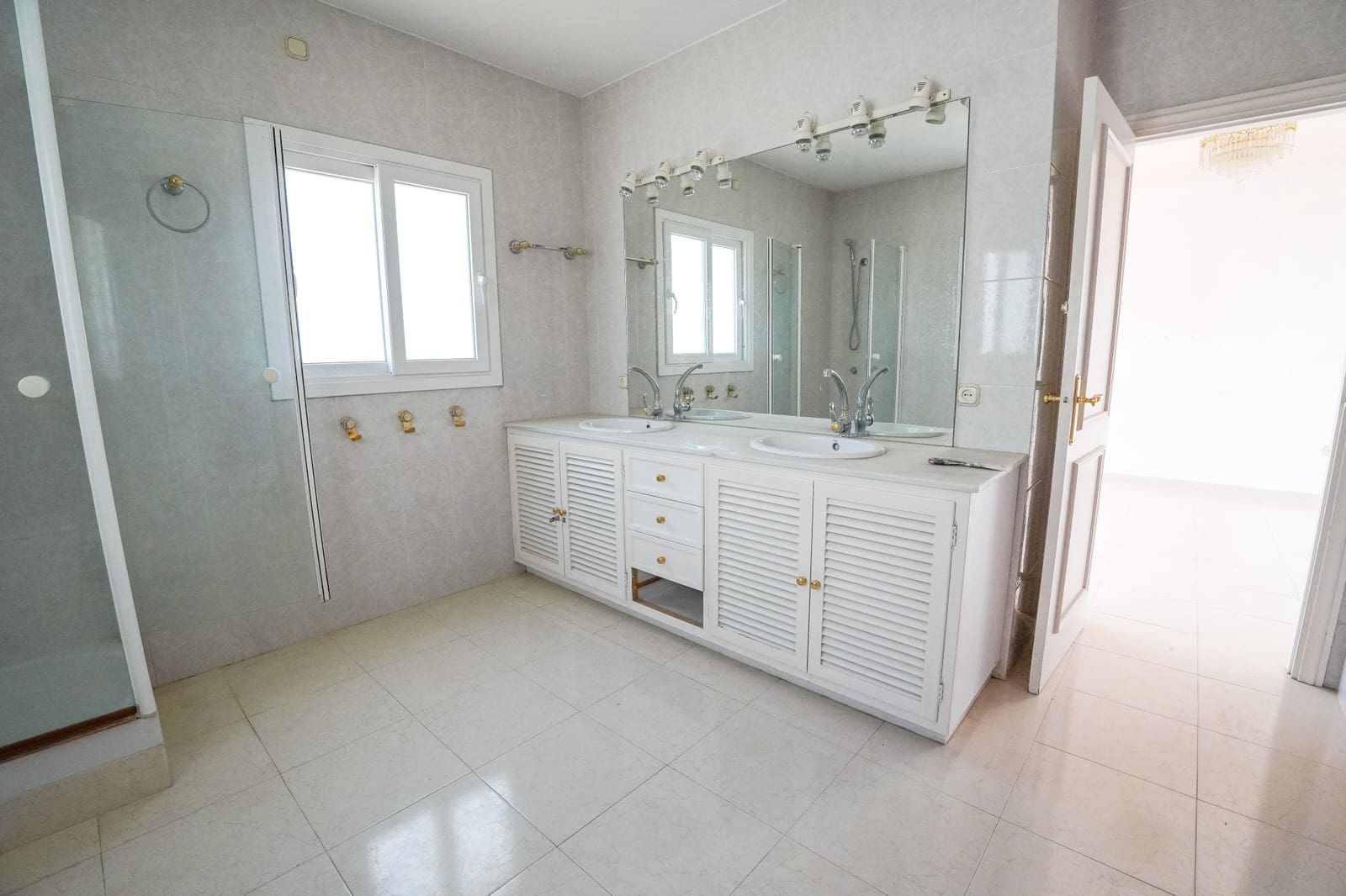 4 slaapkamer Villa te koop in Nueva Andalucia met zwembad garage - € 995.000 (Ref: 8489053)