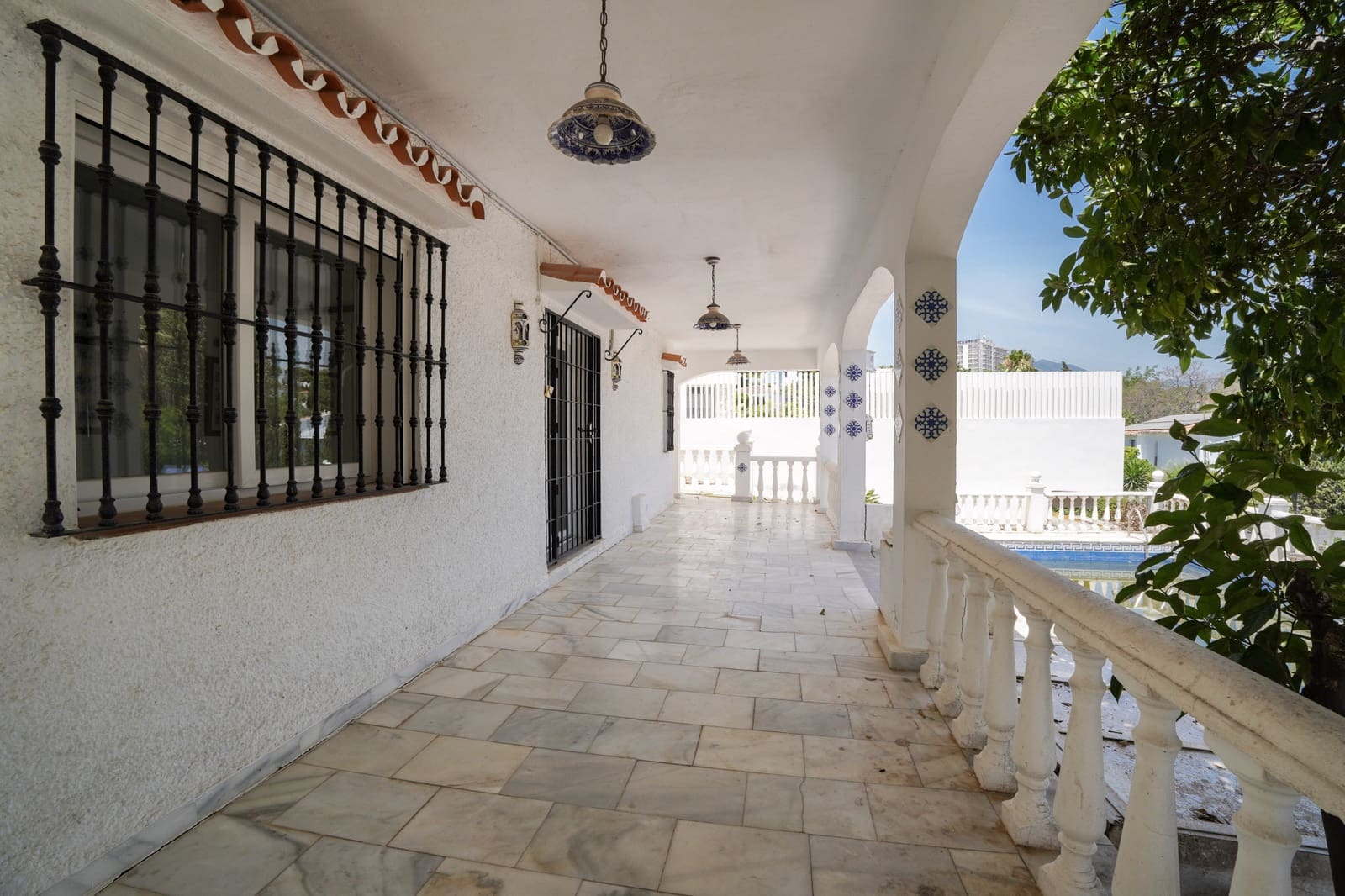 4 slaapkamer Villa te koop in Nueva Andalucia met zwembad garage - € 995.000 (Ref: 8489053)