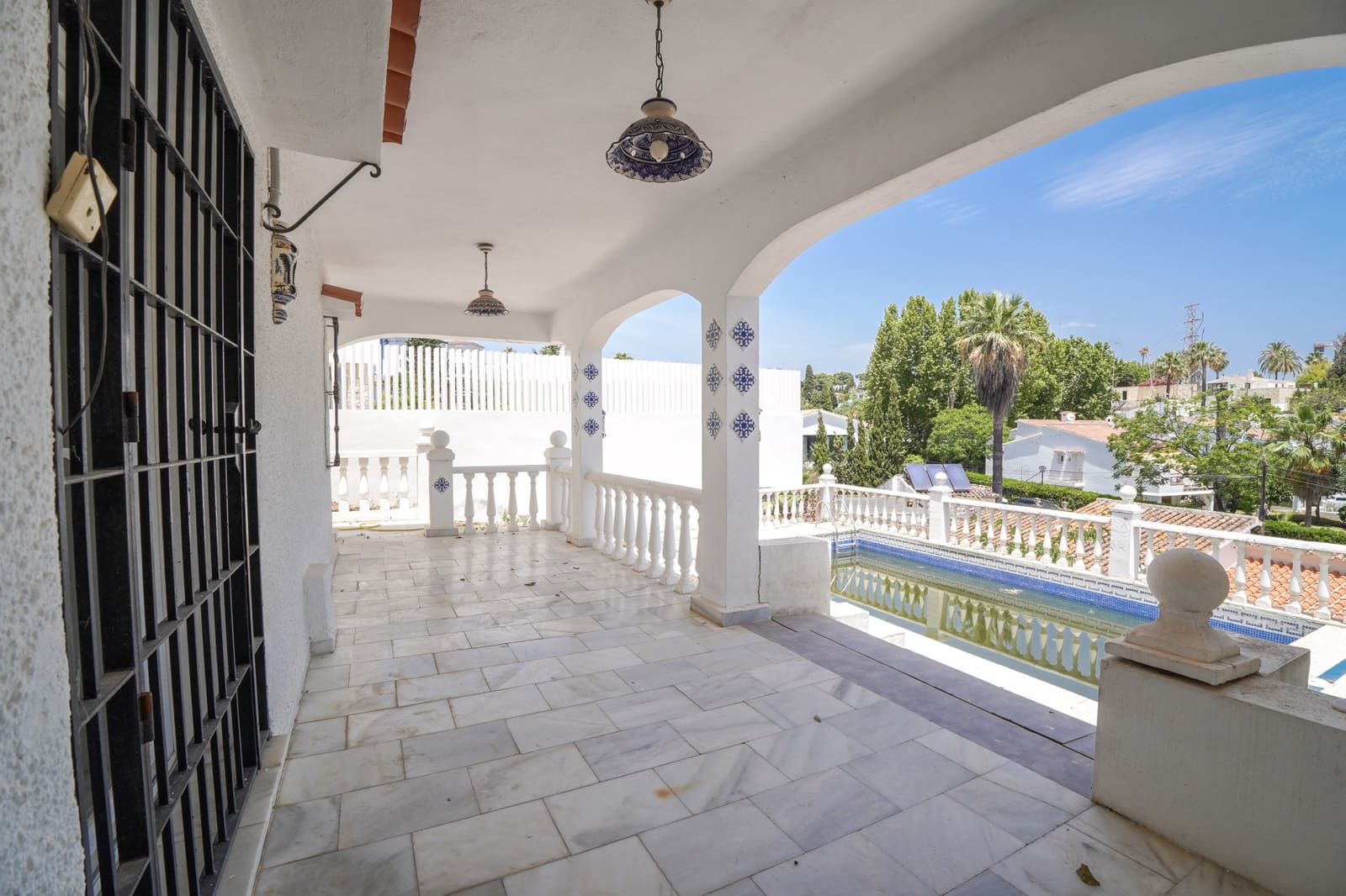 4 slaapkamer Villa te koop in Nueva Andalucia met zwembad garage - € 995.000 (Ref: 8489053)