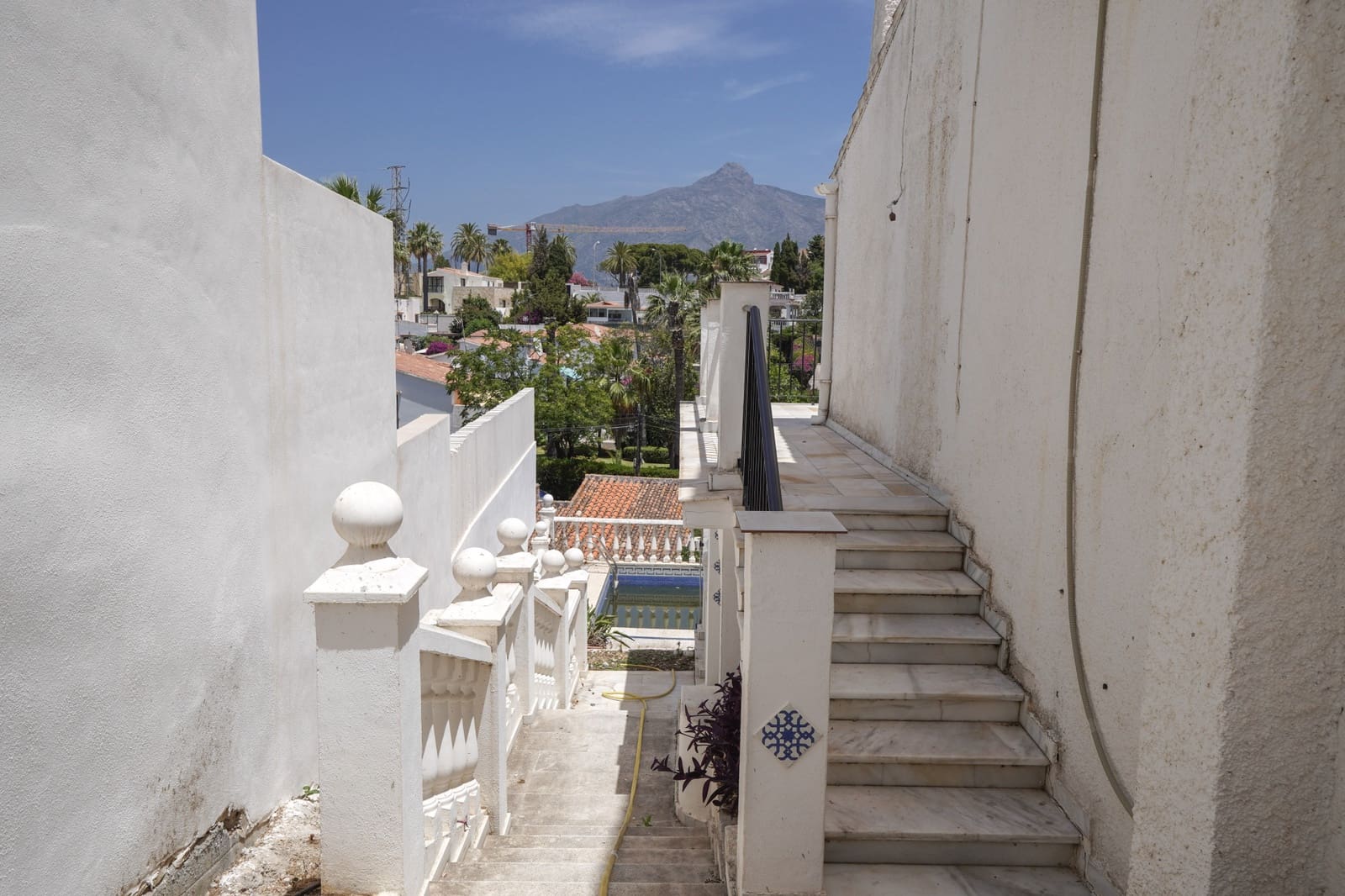 4 slaapkamer Villa te koop in Nueva Andalucia met zwembad garage - € 995.000 (Ref: 8489053)