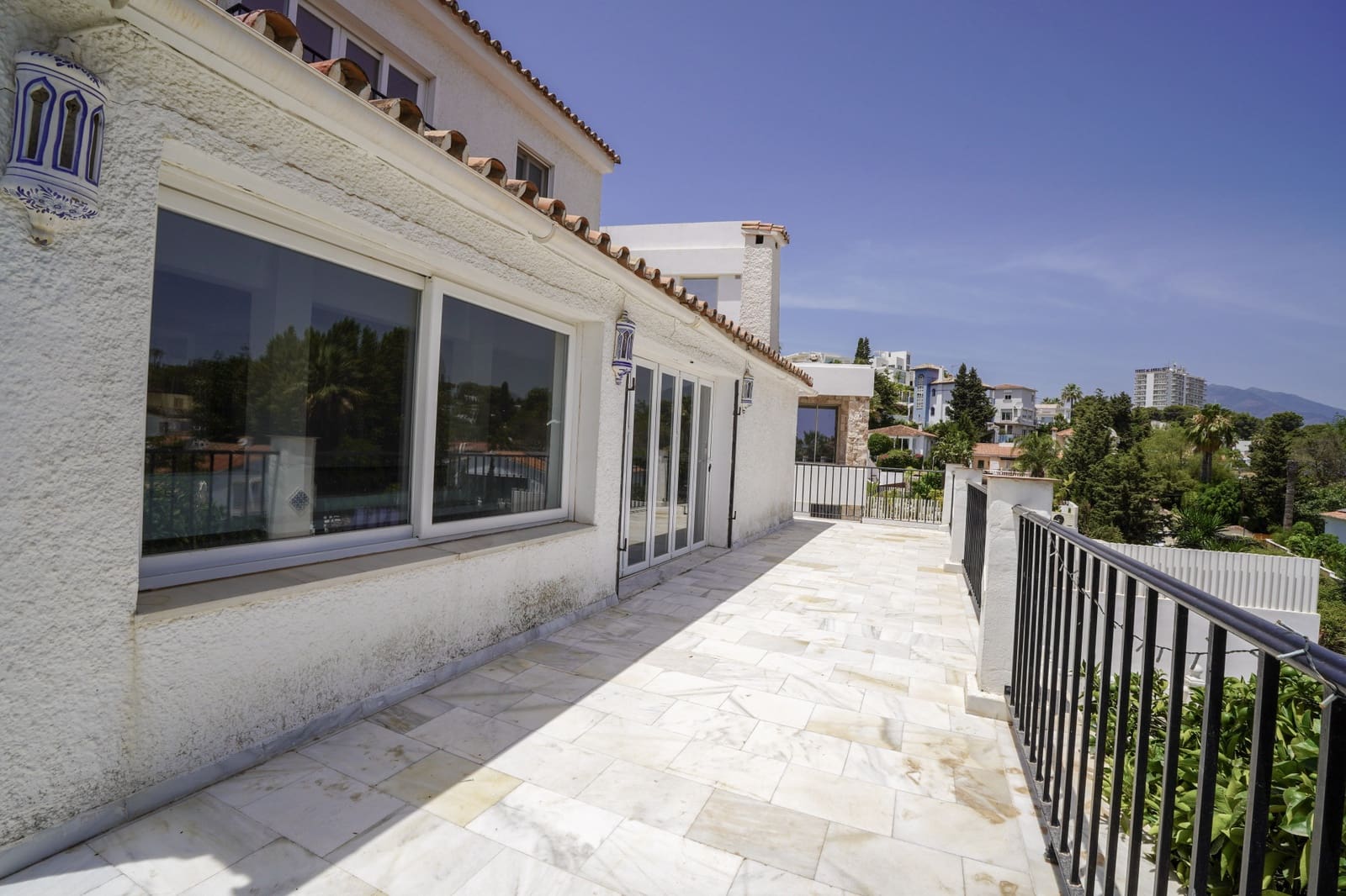 4 slaapkamer Villa te koop in Nueva Andalucia met zwembad garage - € 995.000 (Ref: 8489053)