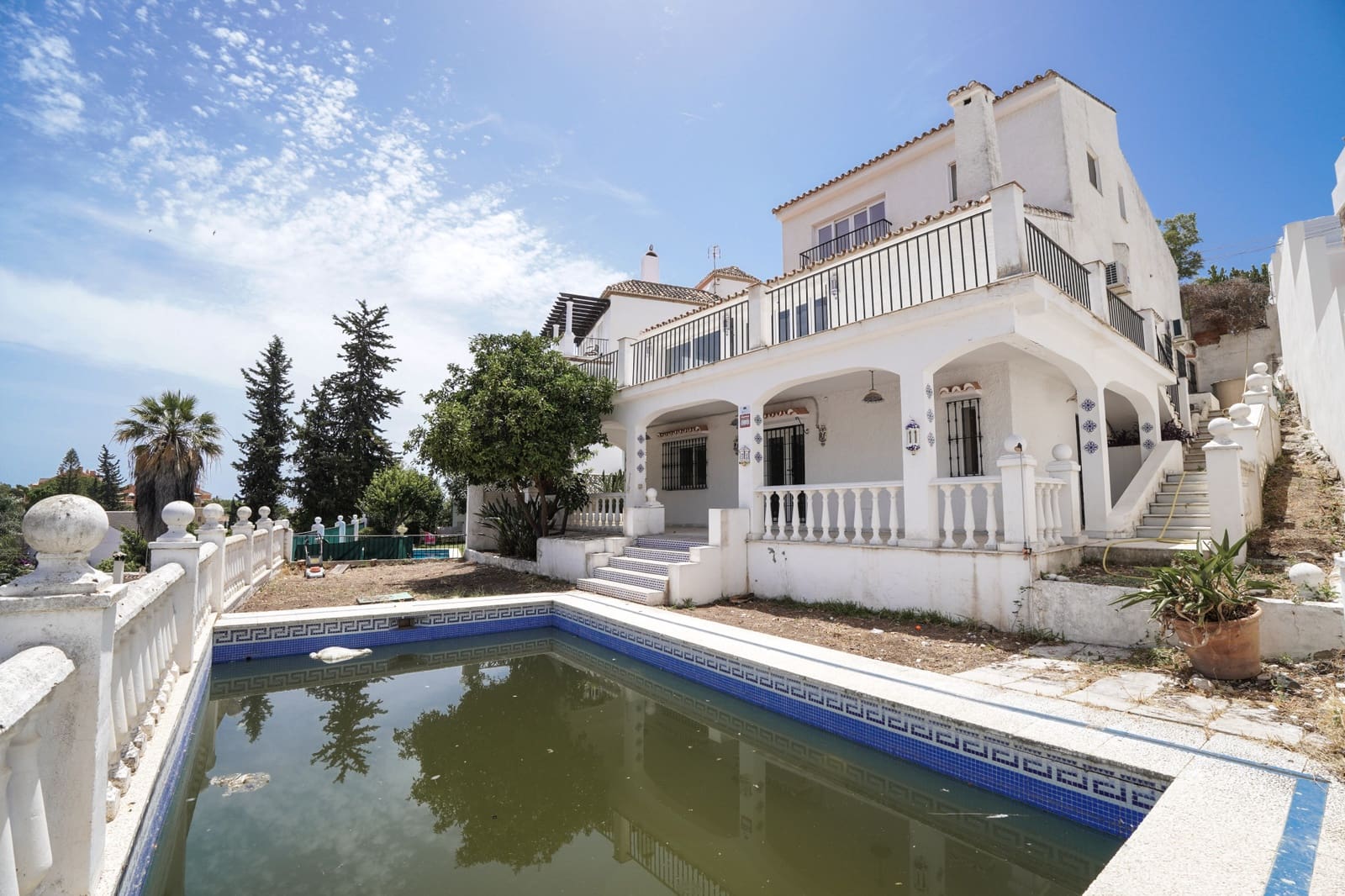 4 slaapkamer Villa te koop in Nueva Andalucia met zwembad garage - € 995.000 (Ref: 8489053)