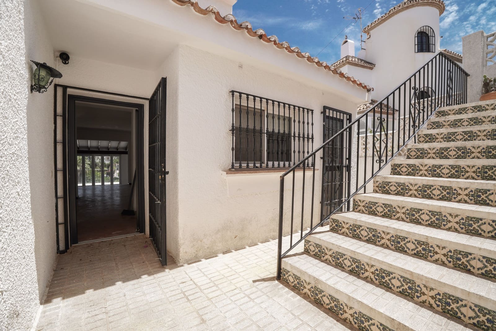 4 slaapkamer Villa te koop in Nueva Andalucia met zwembad garage - € 995.000 (Ref: 8489053)