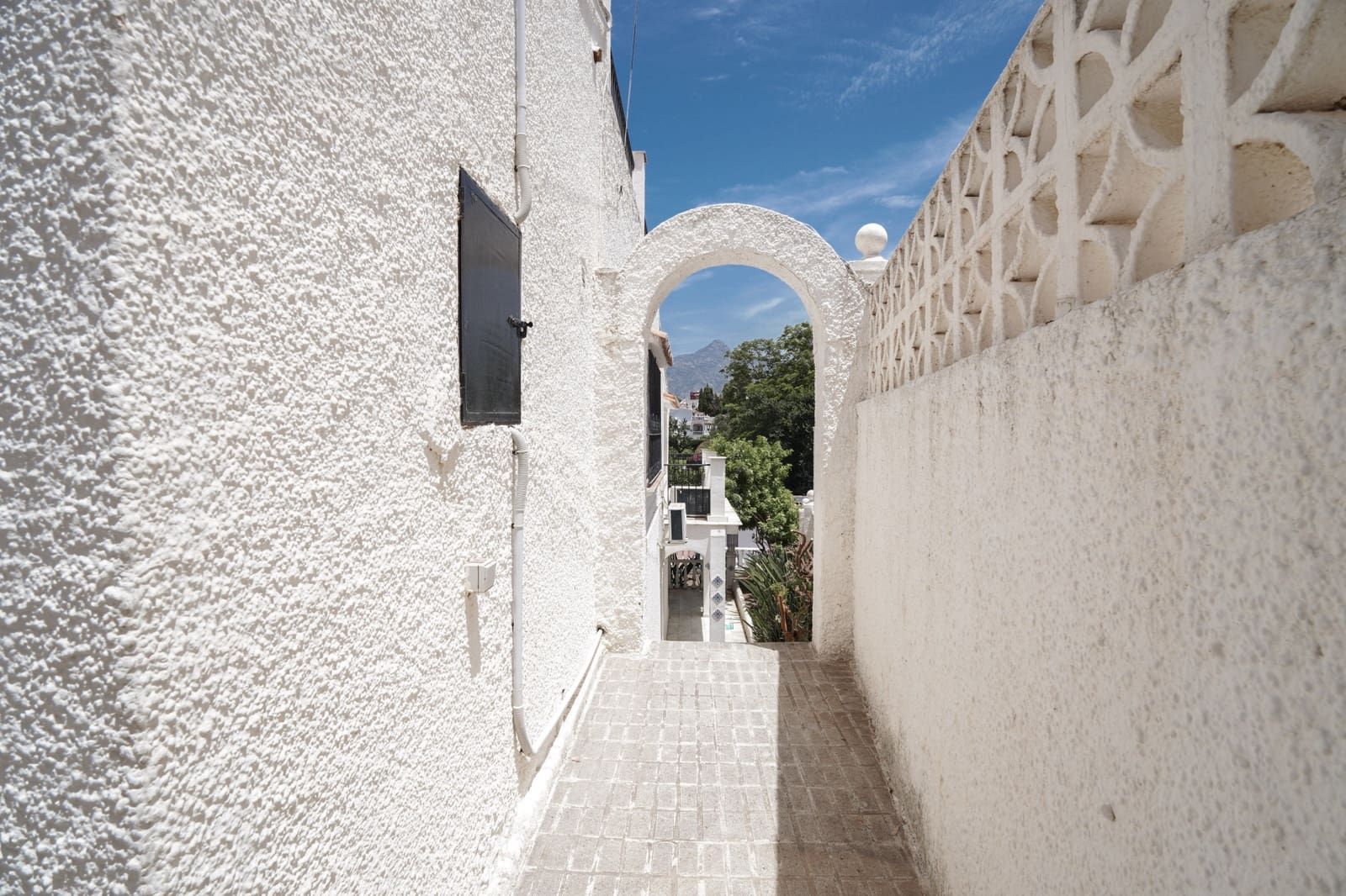 4 slaapkamer Villa te koop in Nueva Andalucia met zwembad garage - € 995.000 (Ref: 8489053)