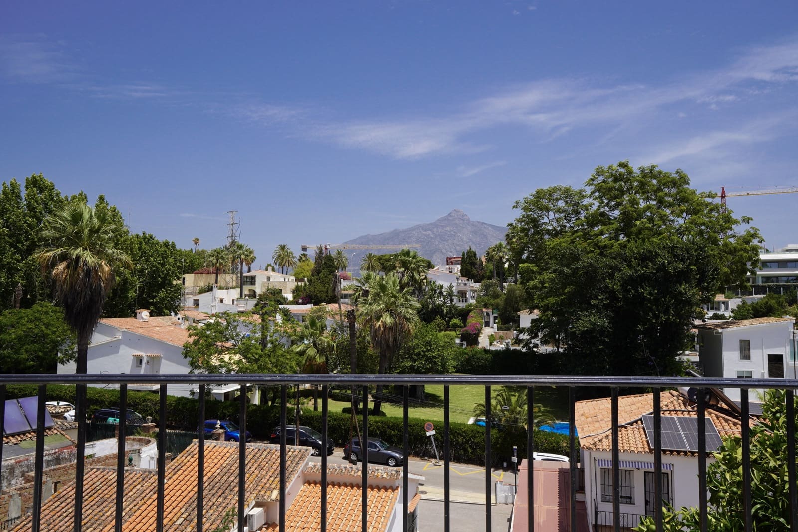 4 slaapkamer Villa te koop in Nueva Andalucia met zwembad garage - € 995.000 (Ref: 8489053)