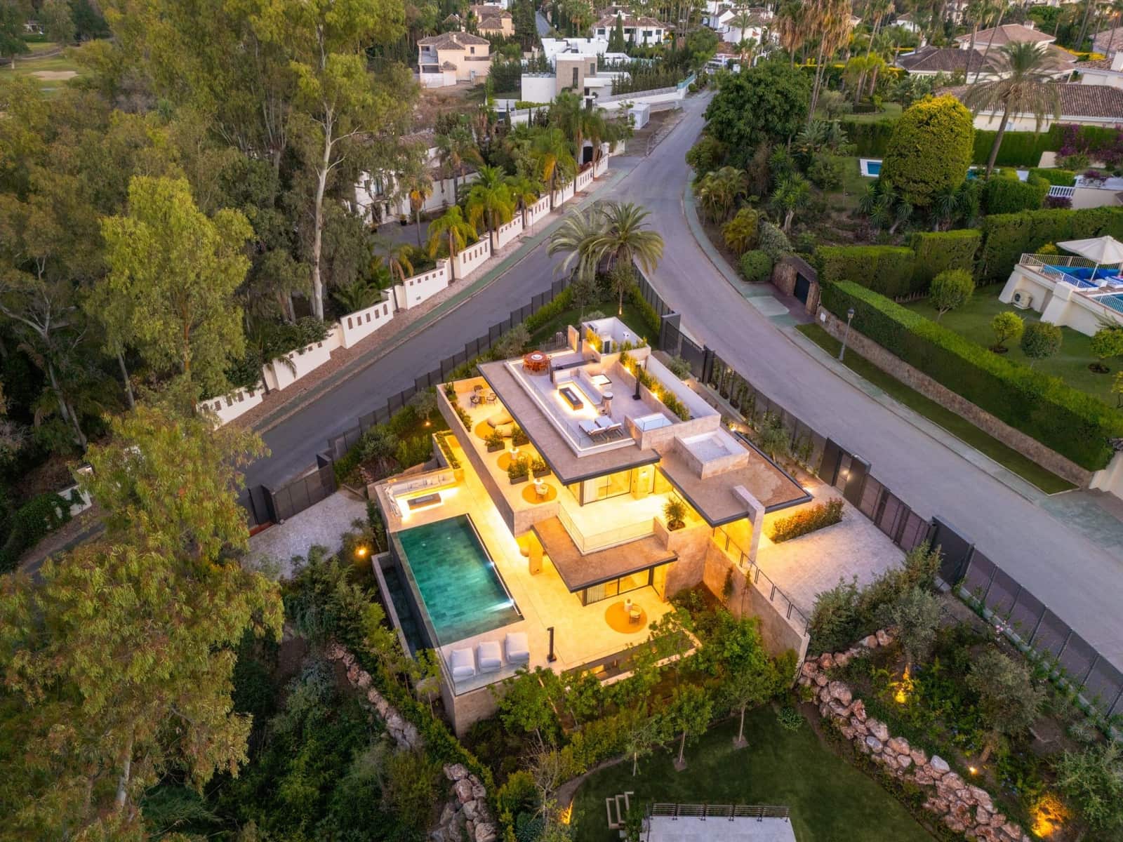 5 bedroom Villa for sale in Marbella with pool garage - € 4,375,000 (Ref: 8601875)