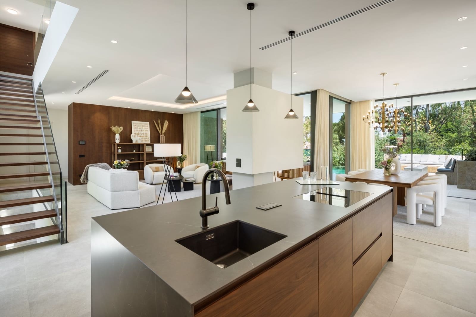 5 bedroom Villa for sale in Marbella with pool garage - € 4,375,000 (Ref: 8601875)