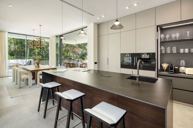 5 bedroom Villa for sale in Marbella with pool garage - € 4,375,000 (Ref: 8601875)