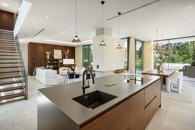 5 bedroom Villa for sale in Marbella with pool garage - € 4,375,000 (Ref: 8601875)