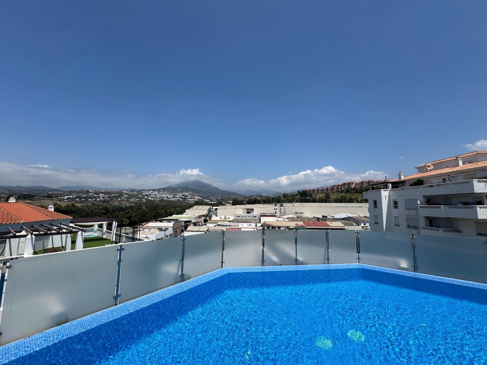 2 makuuhuone Huoneisto myytävänä paikassa Nueva Andalucia mukana uima-altaan 
autotalli - 375 000 € (Ref: 8881830)