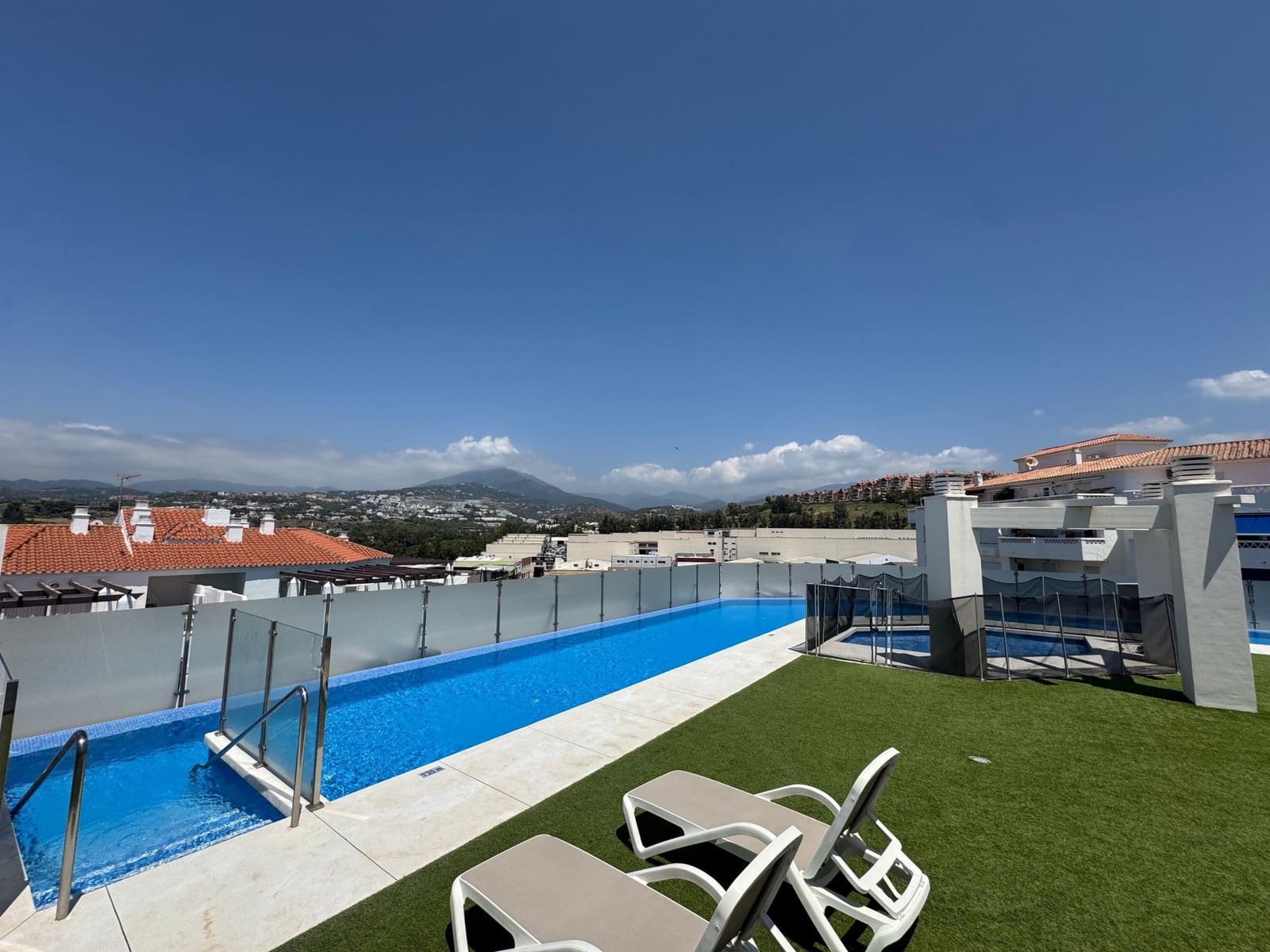 2 makuuhuone Huoneisto myytävänä paikassa Nueva Andalucia mukana uima-altaan 
autotalli - 375 000 € (Ref: 8881830)