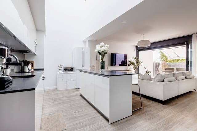 4 soveværelse Byhus til salg i Cancelada, Estepona med swimmingpool garage - € 585.000 (Ref: 9269577)